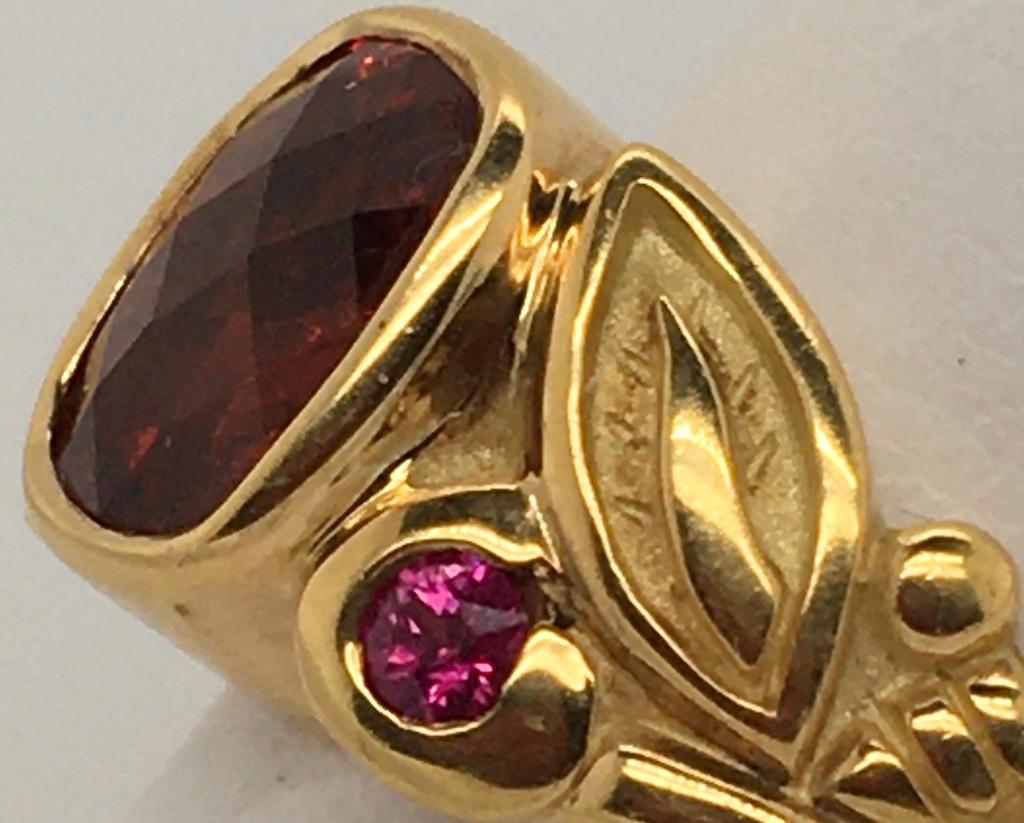 CONNI MAINNE Set aus 18 Karat Blattgold mit Spessartit Granat & 2 rosa Saphiren  Ring (Moderne) im Angebot