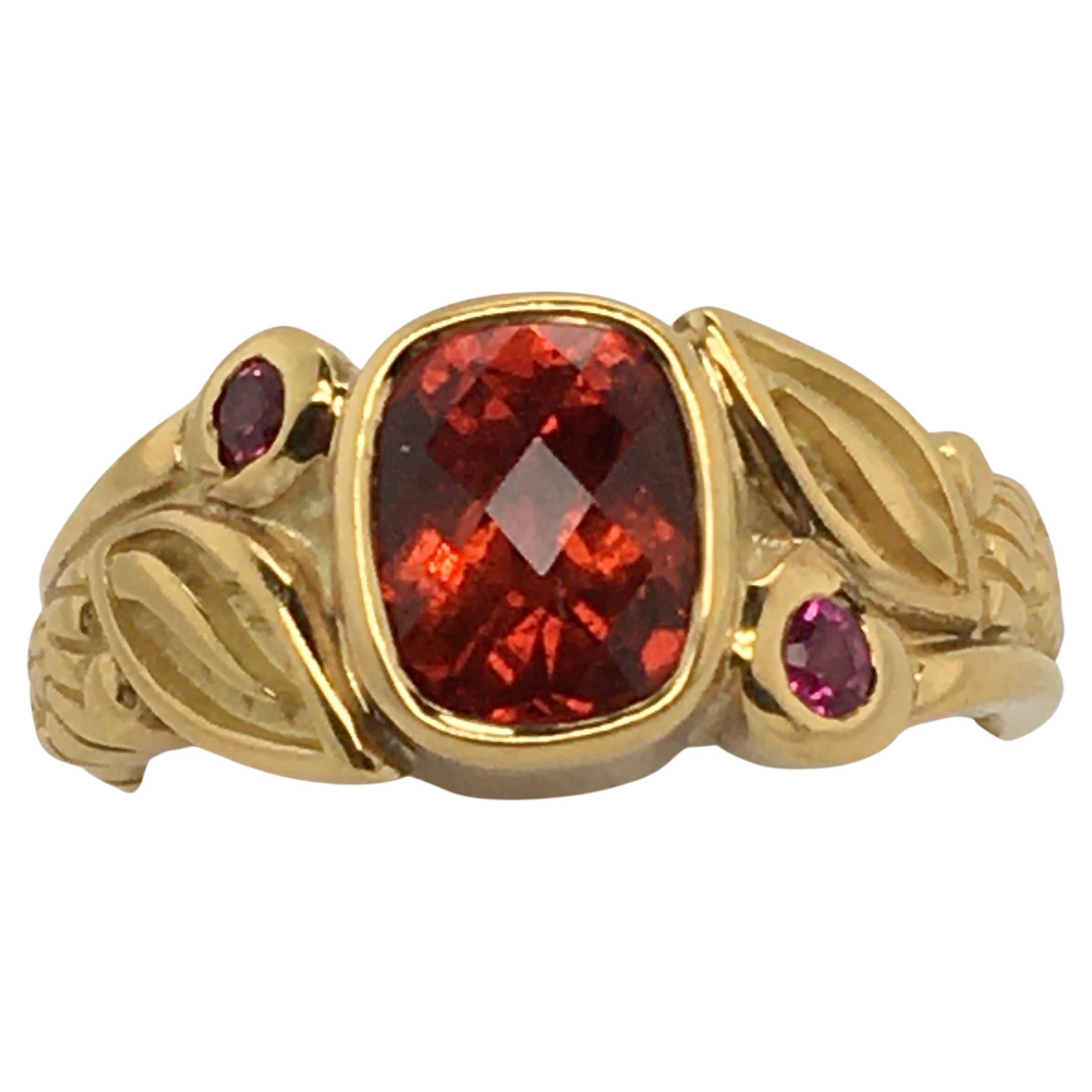 CONNI MAINNE, grenat spessartite et 2 saphirs roses sertis en feuille d'or 18 carats  Bague en vente