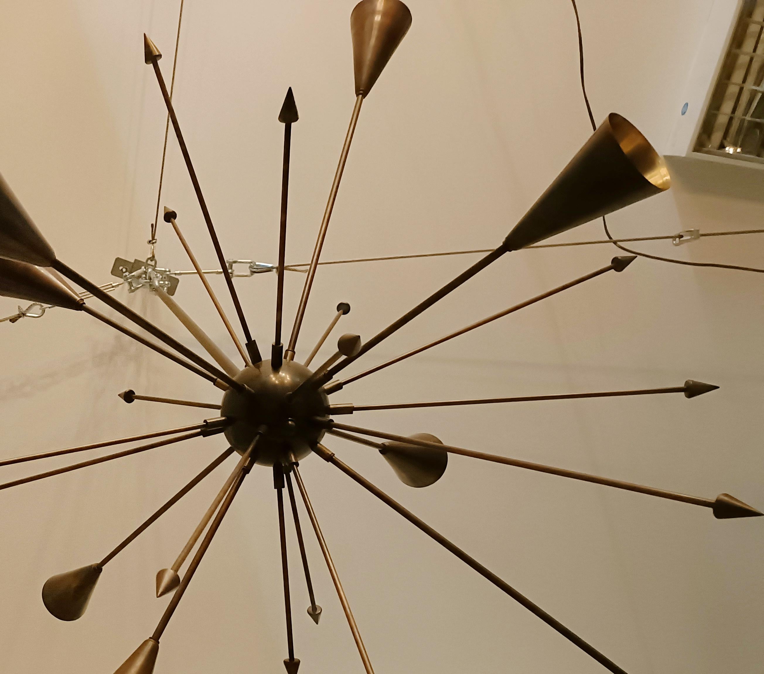Connie - araña Sputnik grande, latón macizo, 90 cm (35 pulgadas), disponible ahora Siglo XXI y contemporáneo en venta