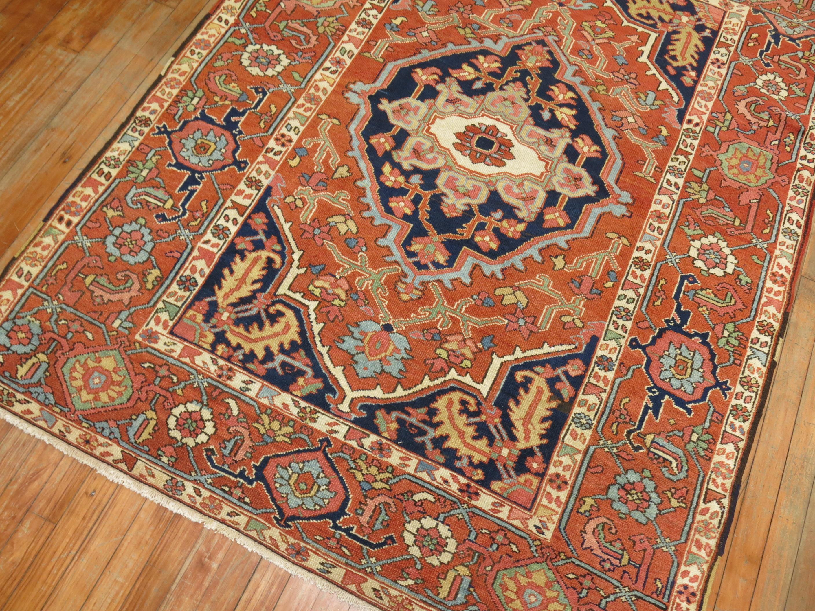 Un extraordinaire et authentique tapis Persan Heriz Serapi du début du 20ème siècle, de calibre Connoisseur, avec un motif classique de médaillon et de bordure.

Mesures : 4'10'' x 6'3''

Le tapis Serapi remonte au début de la production de