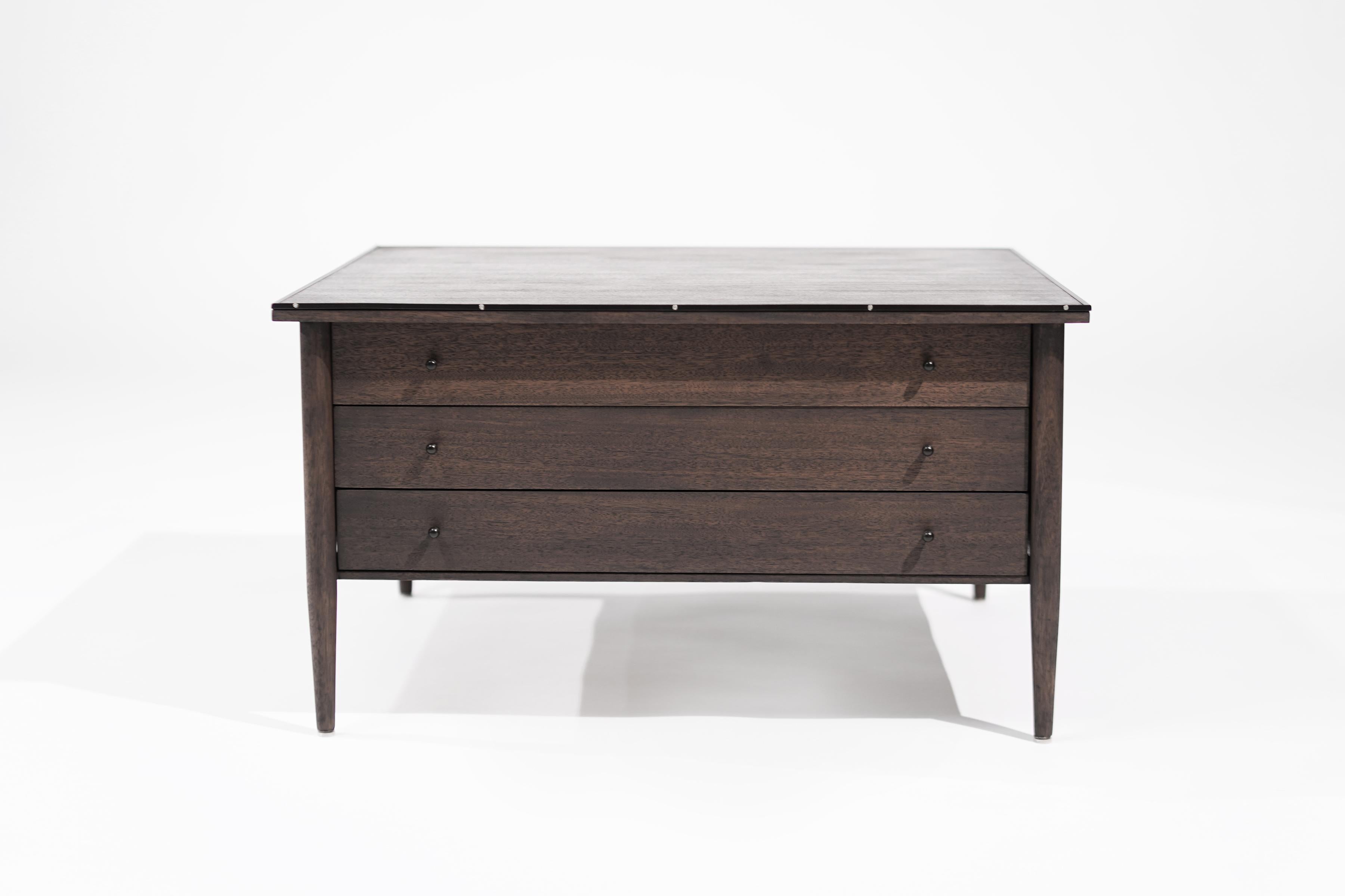 Exceptionnelle table basse vintage de la Collection S par Paul McCobb, fabriquée dans les années 1950. Méticuleusement façonnée dans un acajou luxueux et rehaussée de notre finition mate organique zéro COV (sans composés organiques volatils), cette