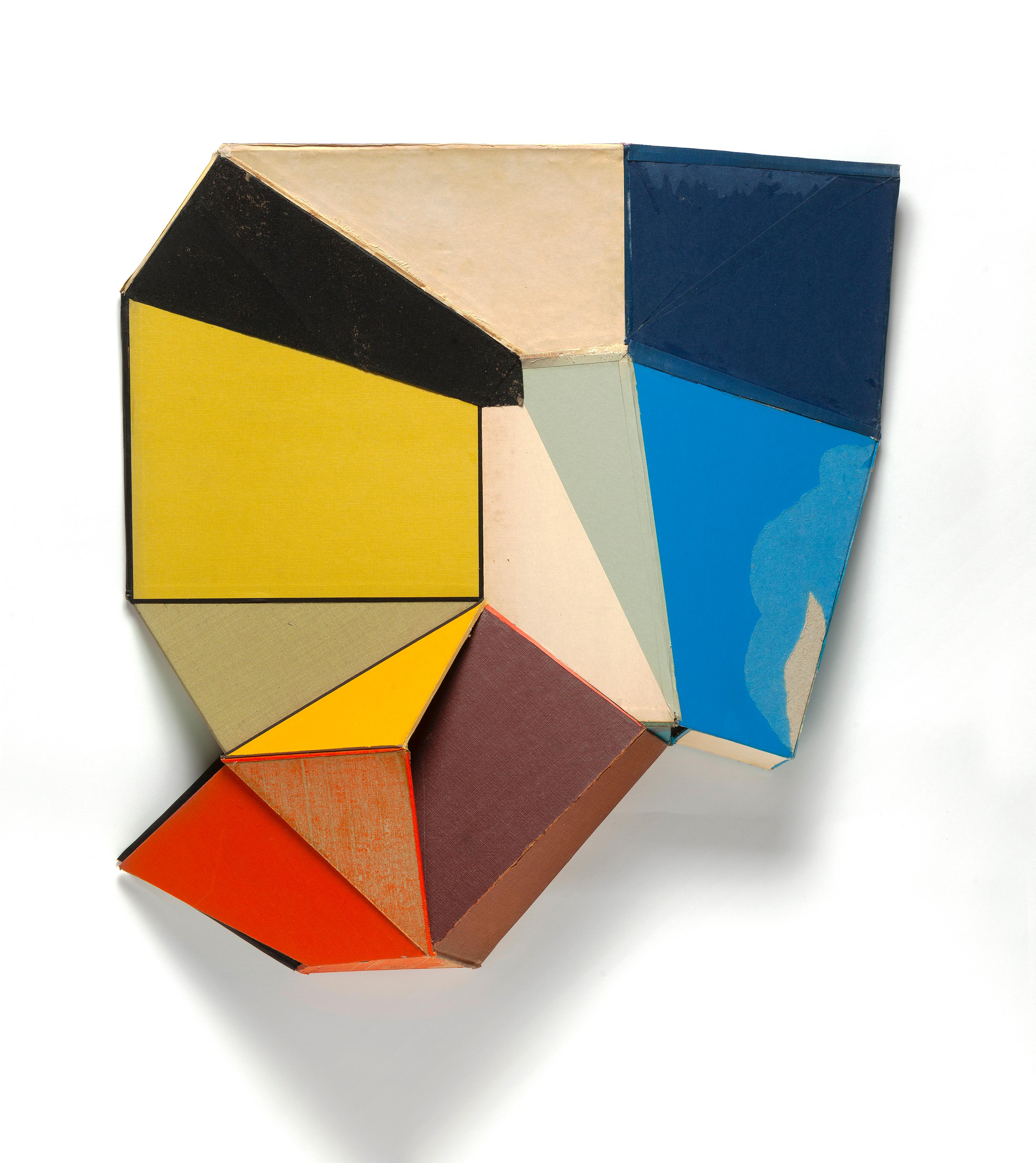Conny Goelz Schmitt
Valeur nominale, 2024
objet mural de parties de livres vintage
26 x 27 x 6 in.
(schm081)

"Je crée des collages géométriques, des assemblages et des sculptures avec des pièces de livres vintage. Mon travail est une histoire sans