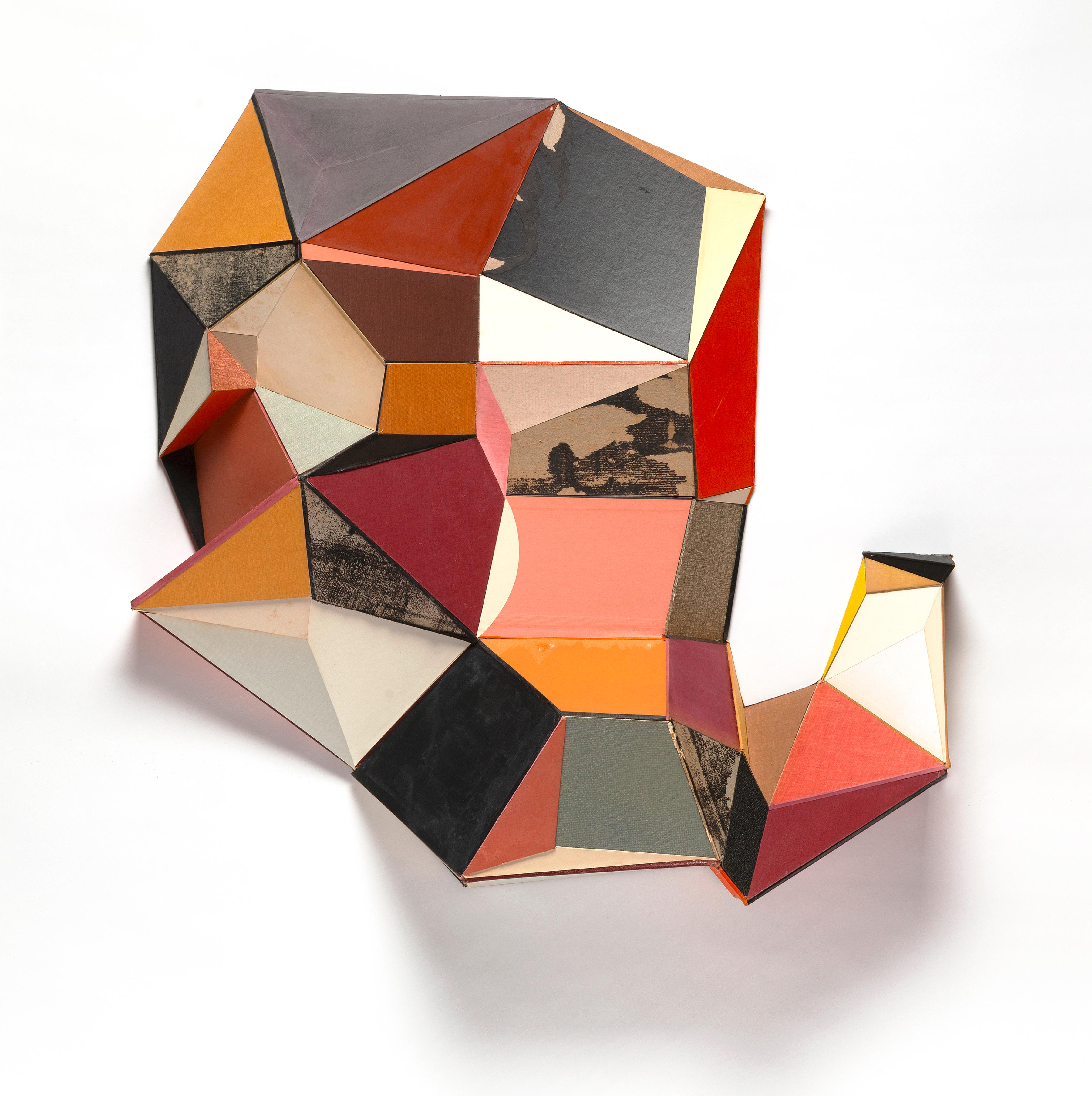 "Je crée des collages géométriques, des assemblages et des sculptures avec des pièces de livres vintage. Mon travail est une histoire sans fin où je joue avec la déconstruction et la reconstruction, et le changement de dimension, souvent au sein