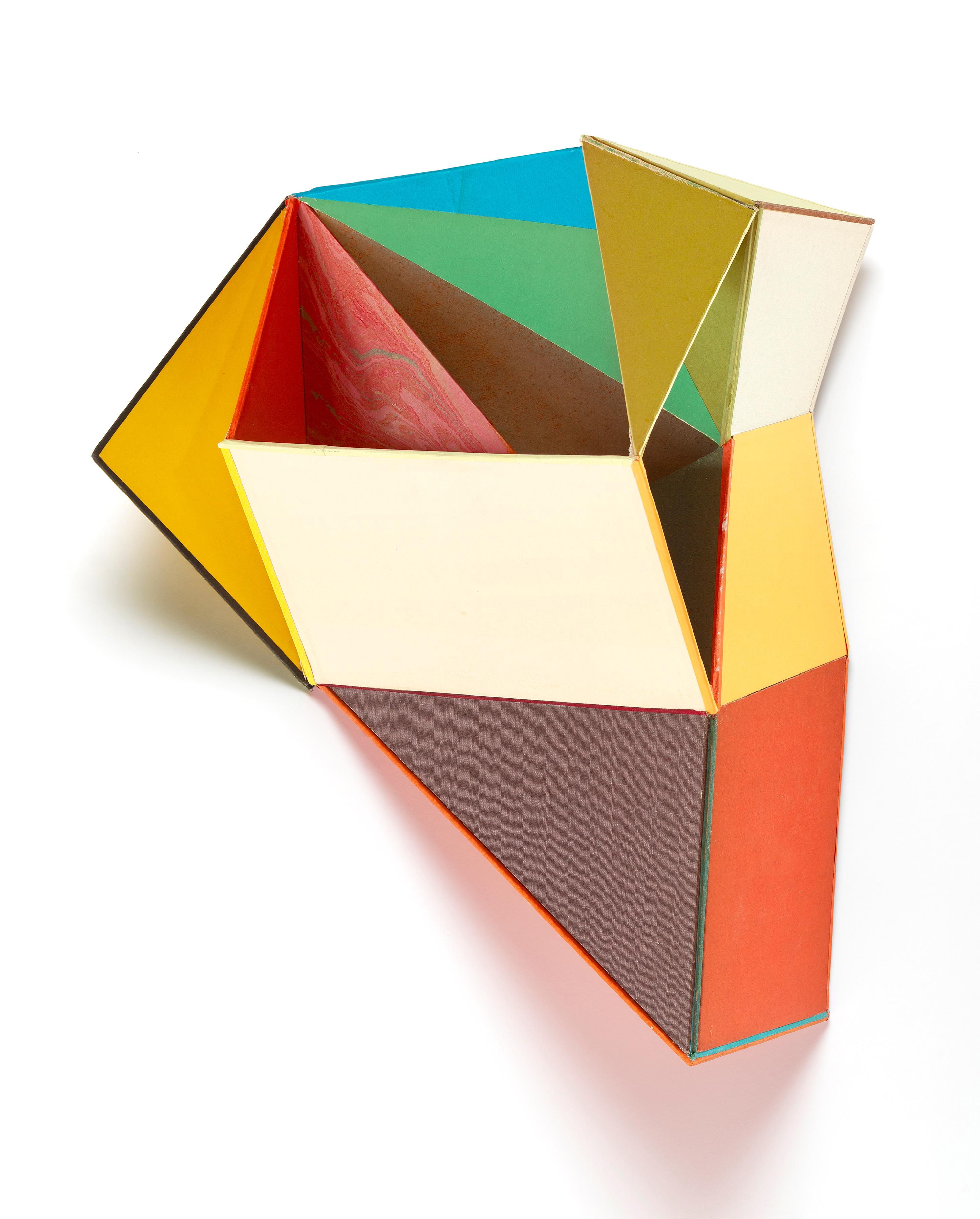 "Ich schaffe geometrische Collagen, Assemblagen und Skulpturen aus alten Buchteilen. Meine Arbeit ist eine unendliche Geschichte, in der ich mit Dekonstruktion und Rekonstruktion und wechselnder Dimensionalität spiele - oft innerhalb einer
