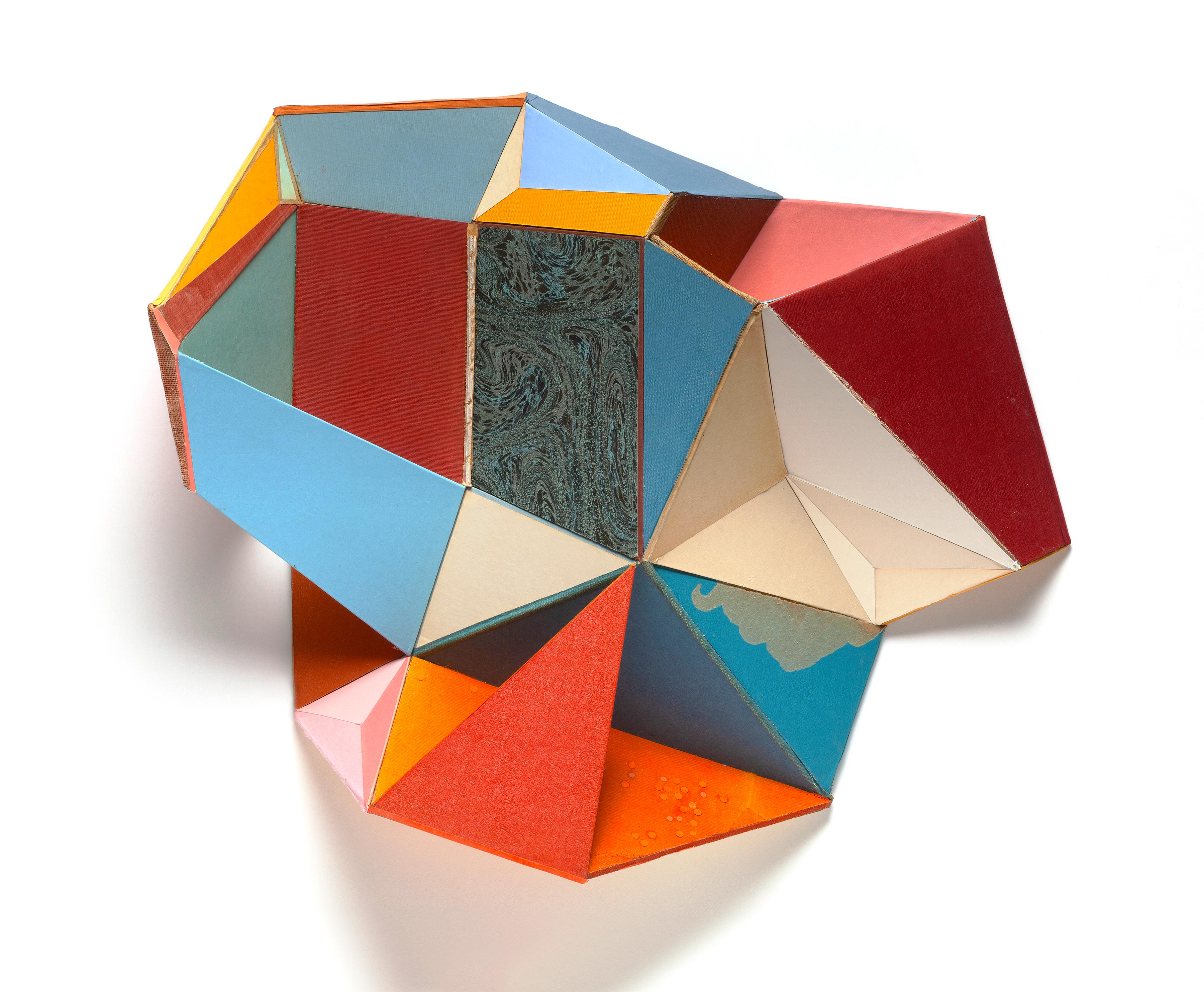 "Creo collages geométricos, ensamblajes y esculturas con piezas de libros antiguos. Mi obra es una historia interminable en la que juego con la deconstrucción y la reconstrucción, y con el cambio de dimensionalidad, a menudo dentro de una misma