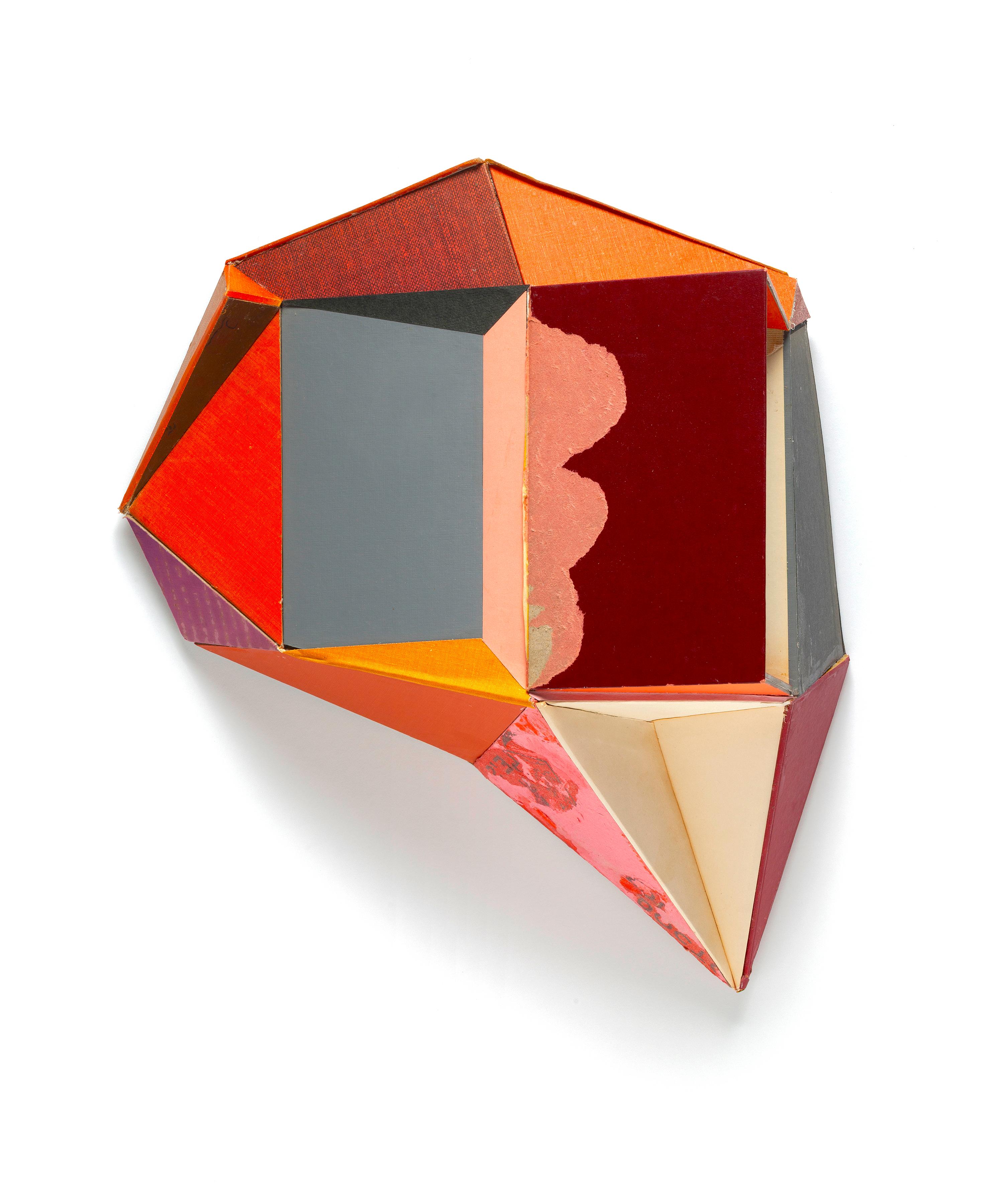 " Late Bloomer " 2024, mur Objects for Objects de parties de livres vintage. - Mixed Media Art de Conny Goelz Schmitt