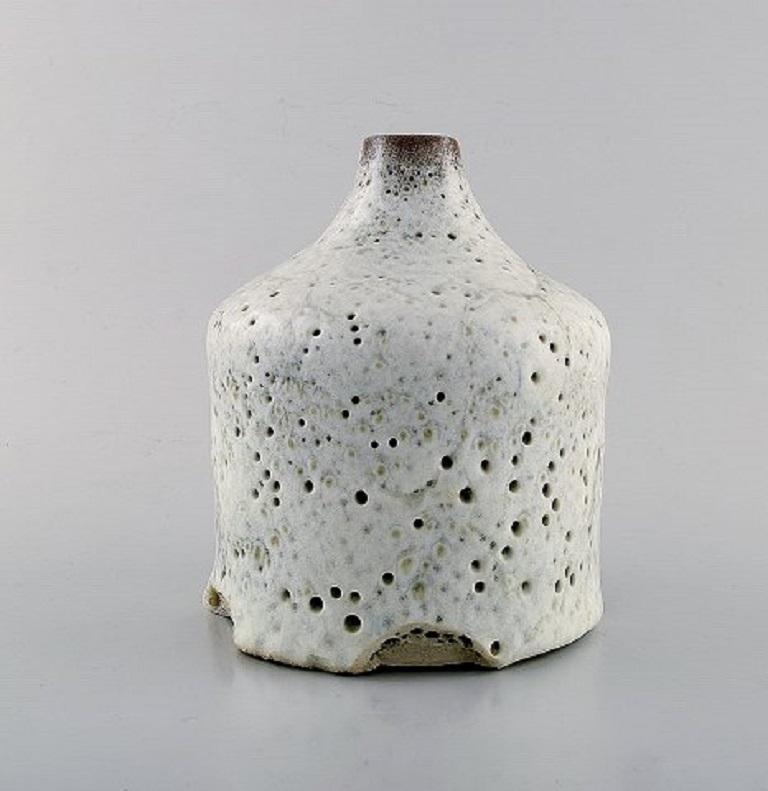 Conny Walther. Danish ceramist. Unique vase in glazed ceramics, organic form. Dated 1964.
In very good condition.
Signed.
Measures: 18 x 15 cm.
