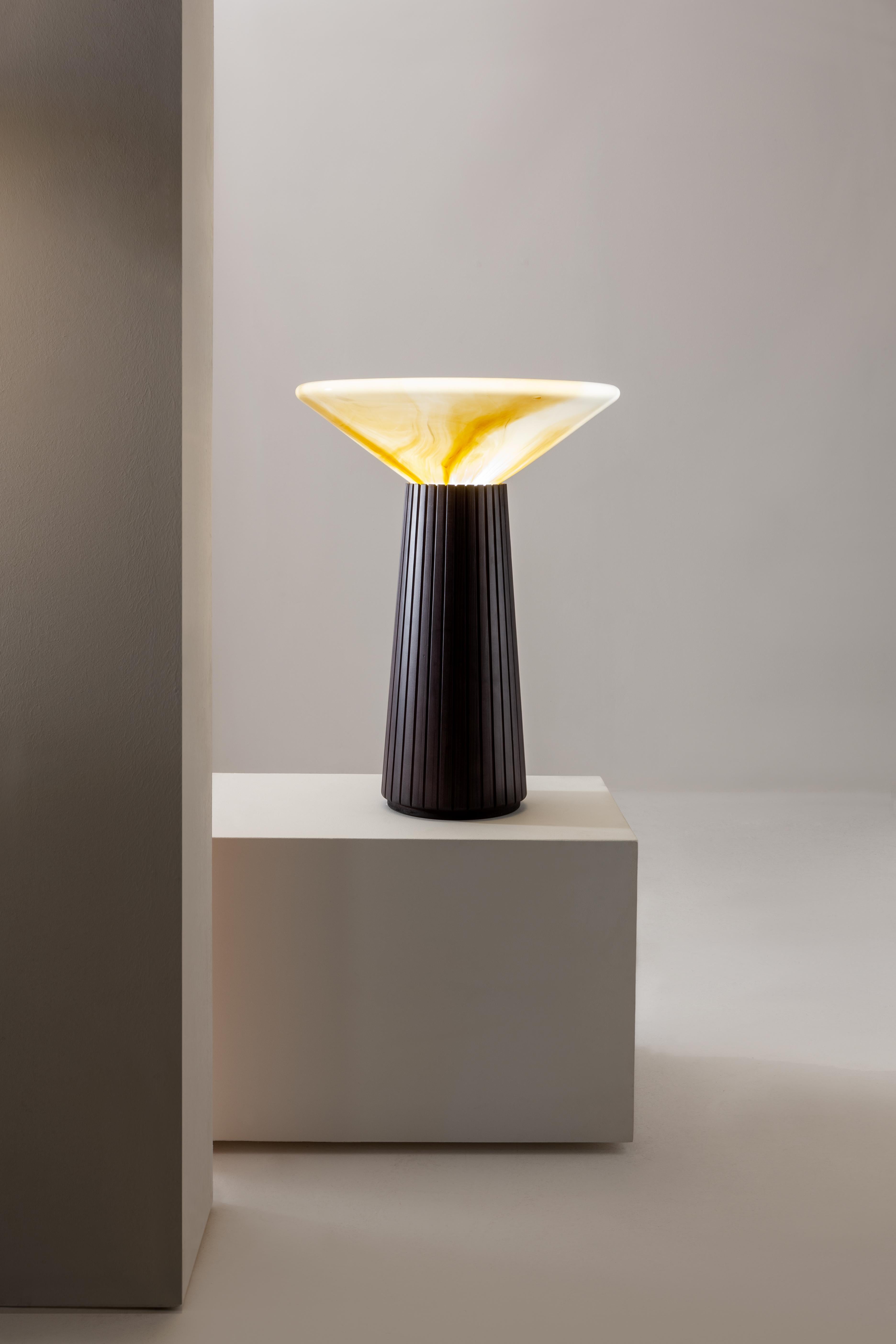 Lampe à poser Cono da Tavolo par Laurameroni
Dimensions : L 50 x D 50 x H 68 cm
MATERIAL : Abat-jour en verre de Murano et structure en bois massif noir. 

Lampe de table composée d'une structure en bois massif de sapin teinté et d'un abat-jour