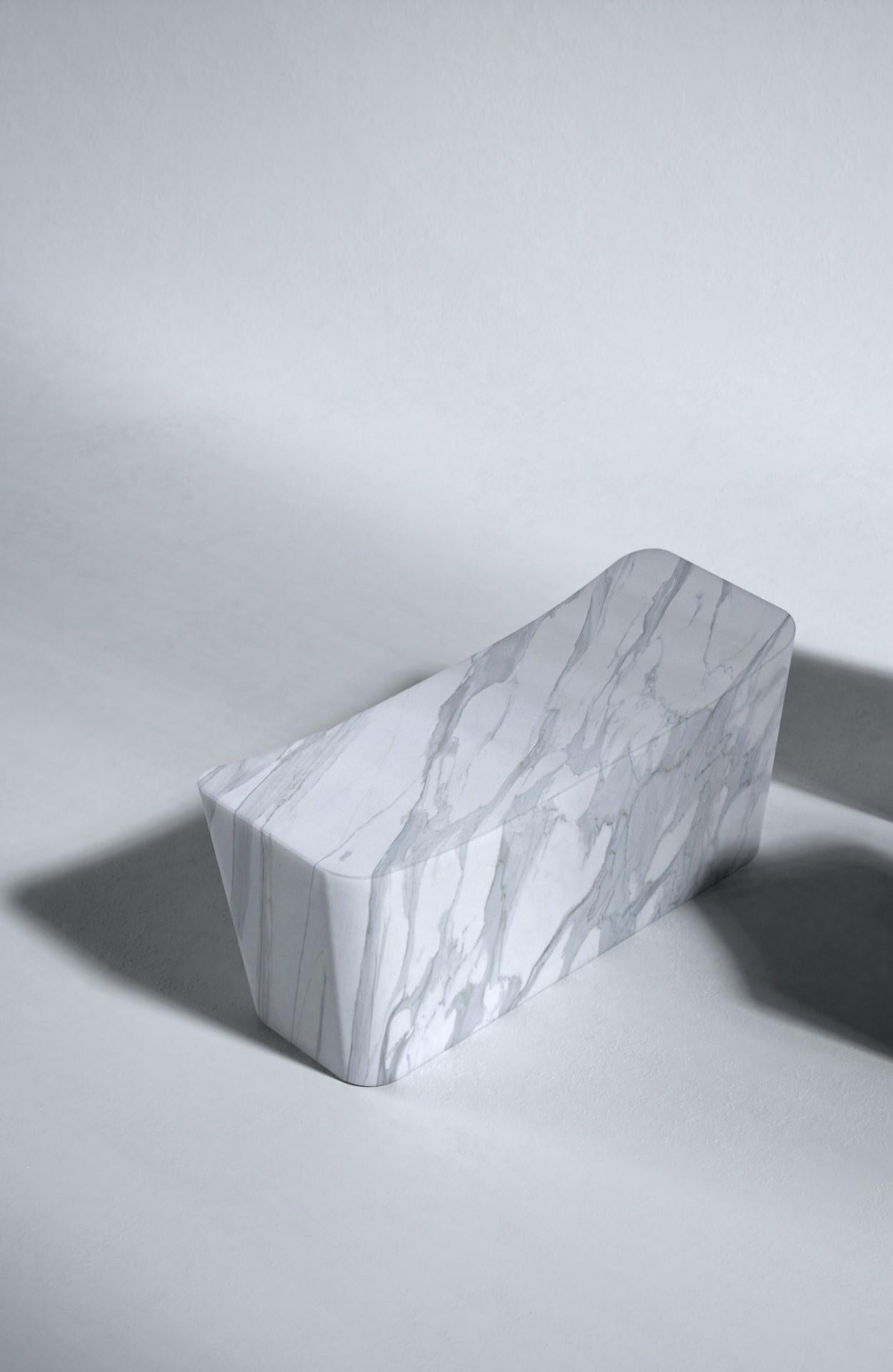 Les formes arrondies et la surface lisse du Cono mettent en valeur les magnifiques détails et veinures de notre marbre. Conçu par notre propre équipe, le Cono est un meuble élégant mais aussi une assise confortable et luxueuse.

Cono est sculpté