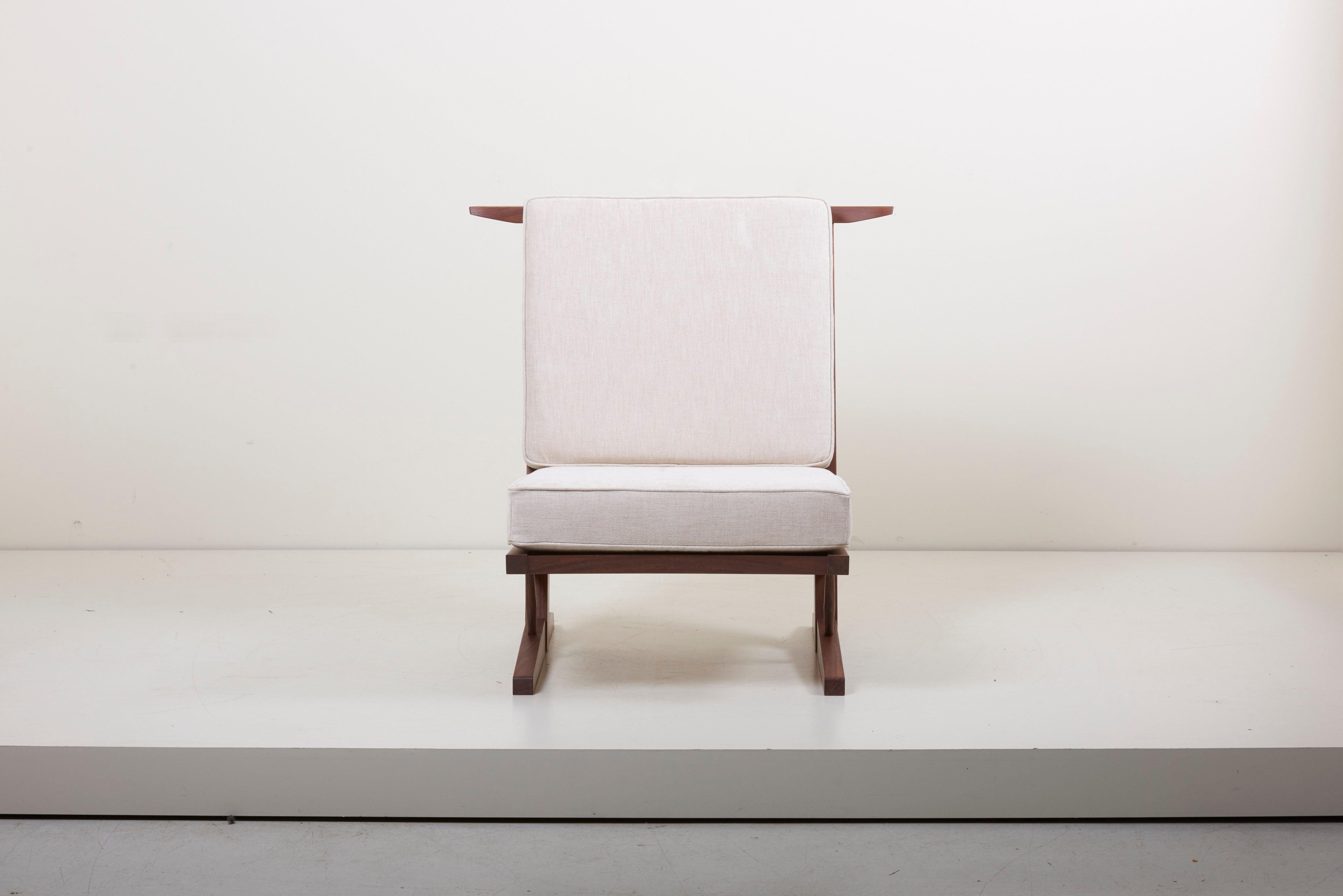 Conoid Loungesessel von Mira Nakashima, entworfen nach einem Entwurf von George Nakashima im Zustand „Neu“ im Angebot in Berlin, DE