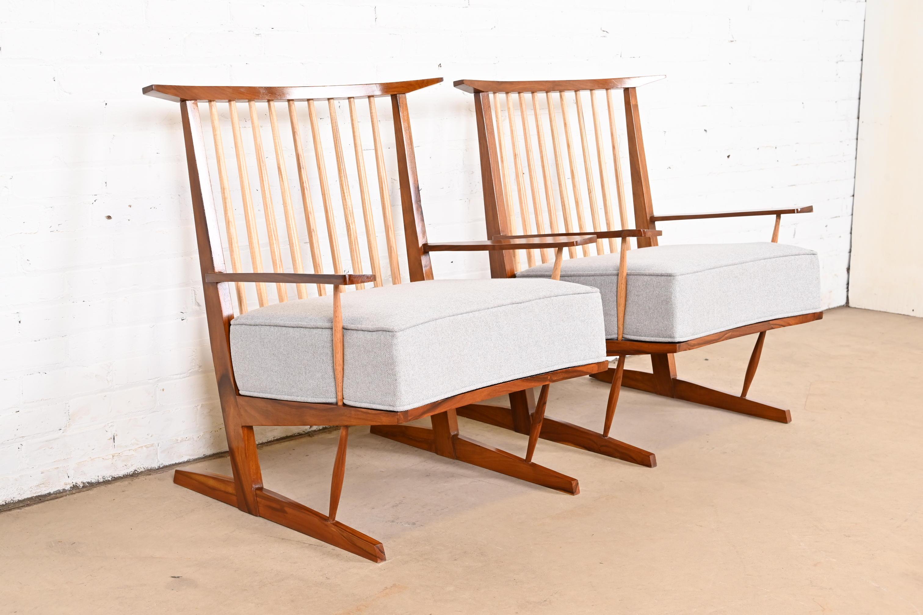 Conoid Lounge Chairs in Sculpted Walnut After George Nakashima, Pair For Sale 3