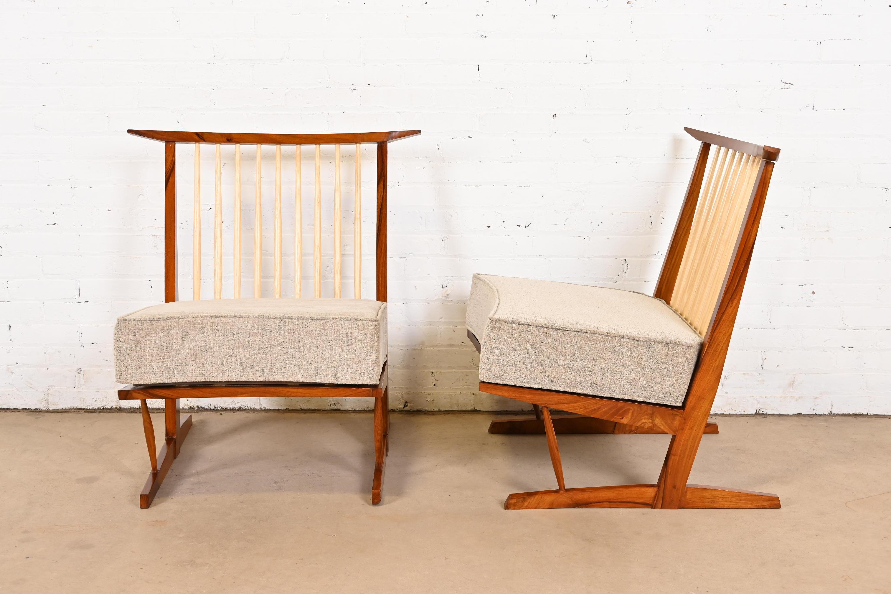 Chaises longues Conoïd en noyer sculpté d'après George Nakashima, paire en vente 4