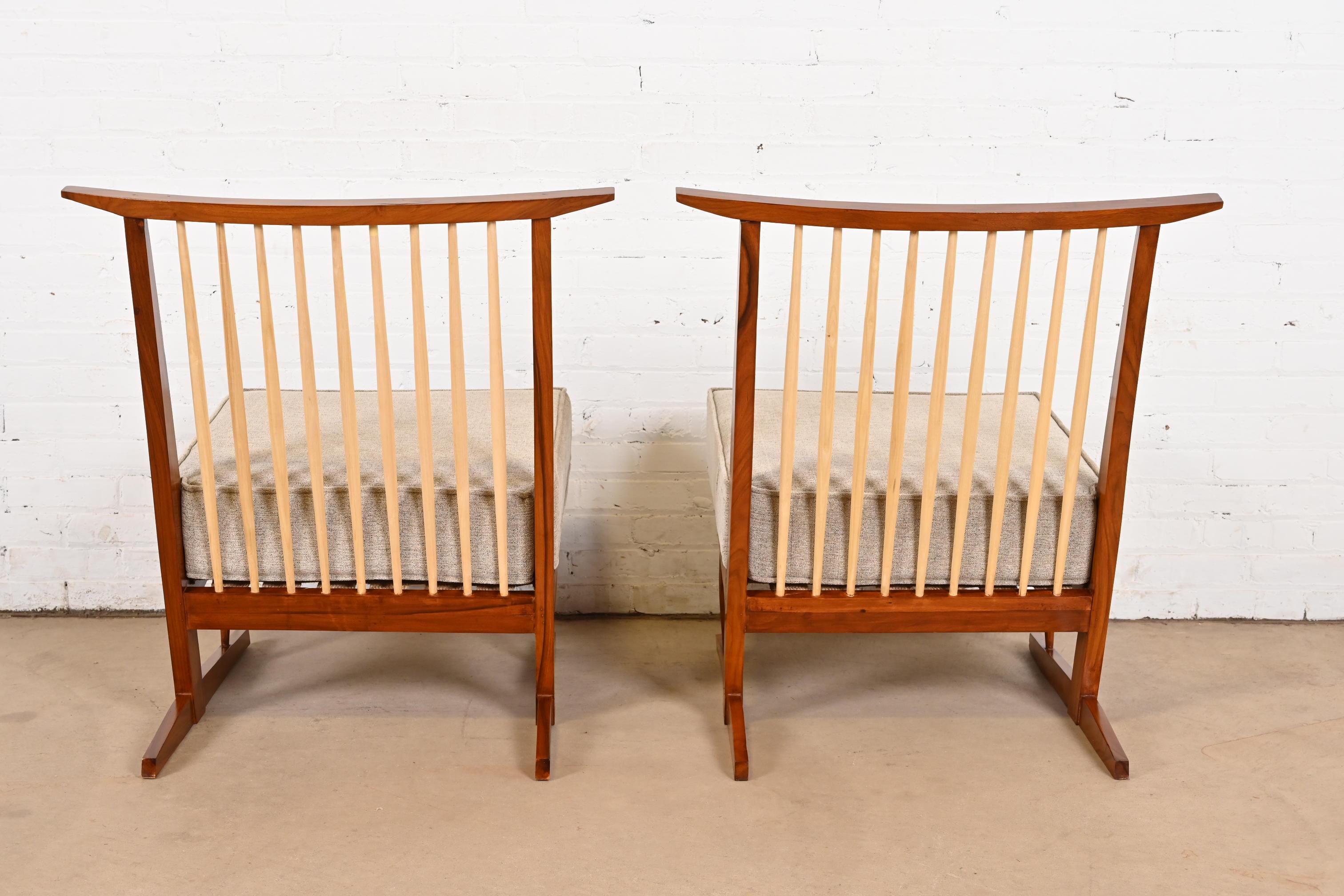 Chaises longues Conoïd en noyer sculpté d'après George Nakashima, paire en vente 5