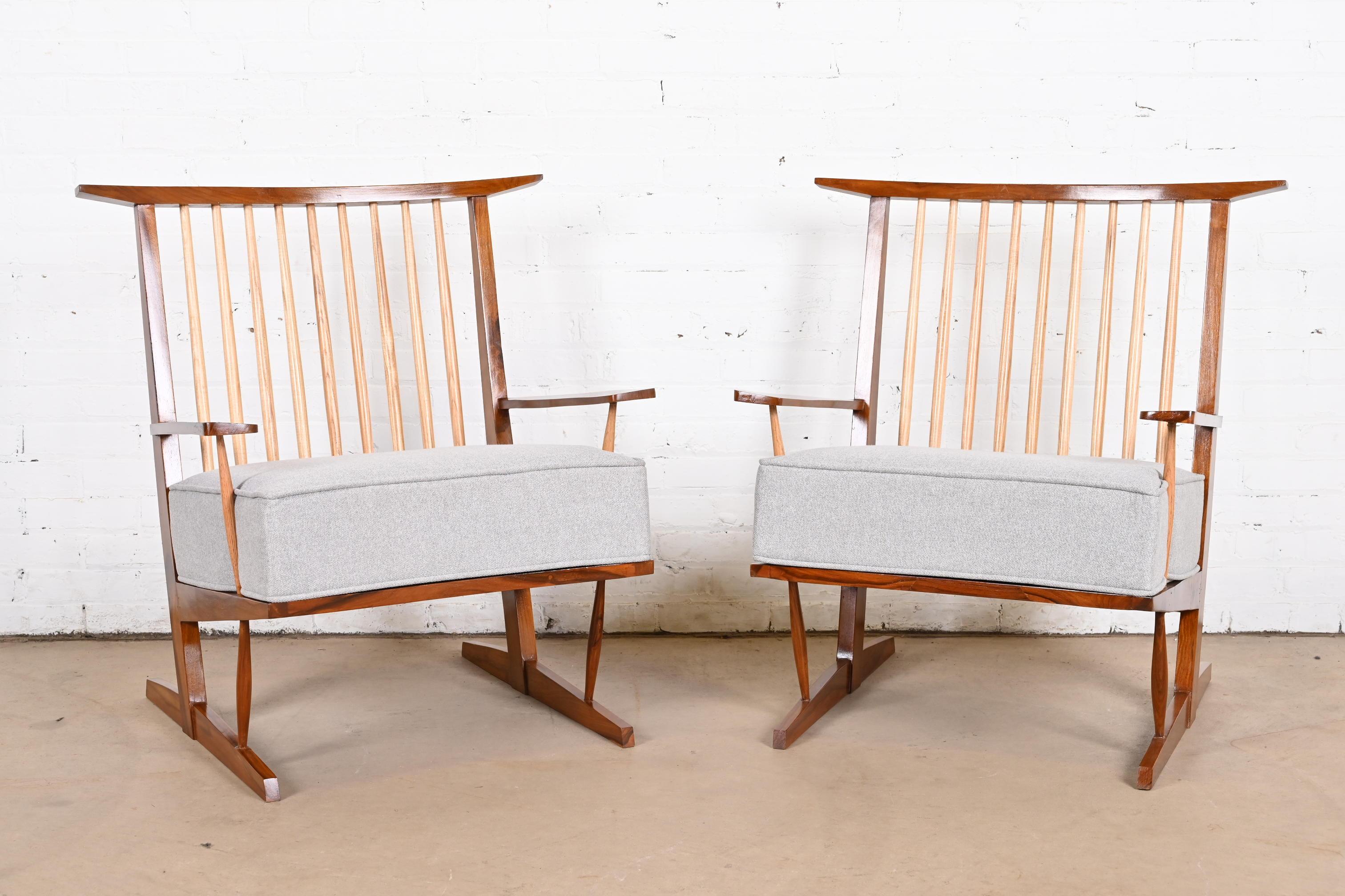Ein außergewöhnliches Paar Organic Modern Lounge Chairs

Nach George Nakashima

USA, circa Ende des 20. Jahrhunderts

Rahmen aus geschnitztem Nussbaumholz mit kontrastierenden Spindeln aus Hickoryholz und abnehmbaren, gepolsterten Sitzkissen.

Maße: