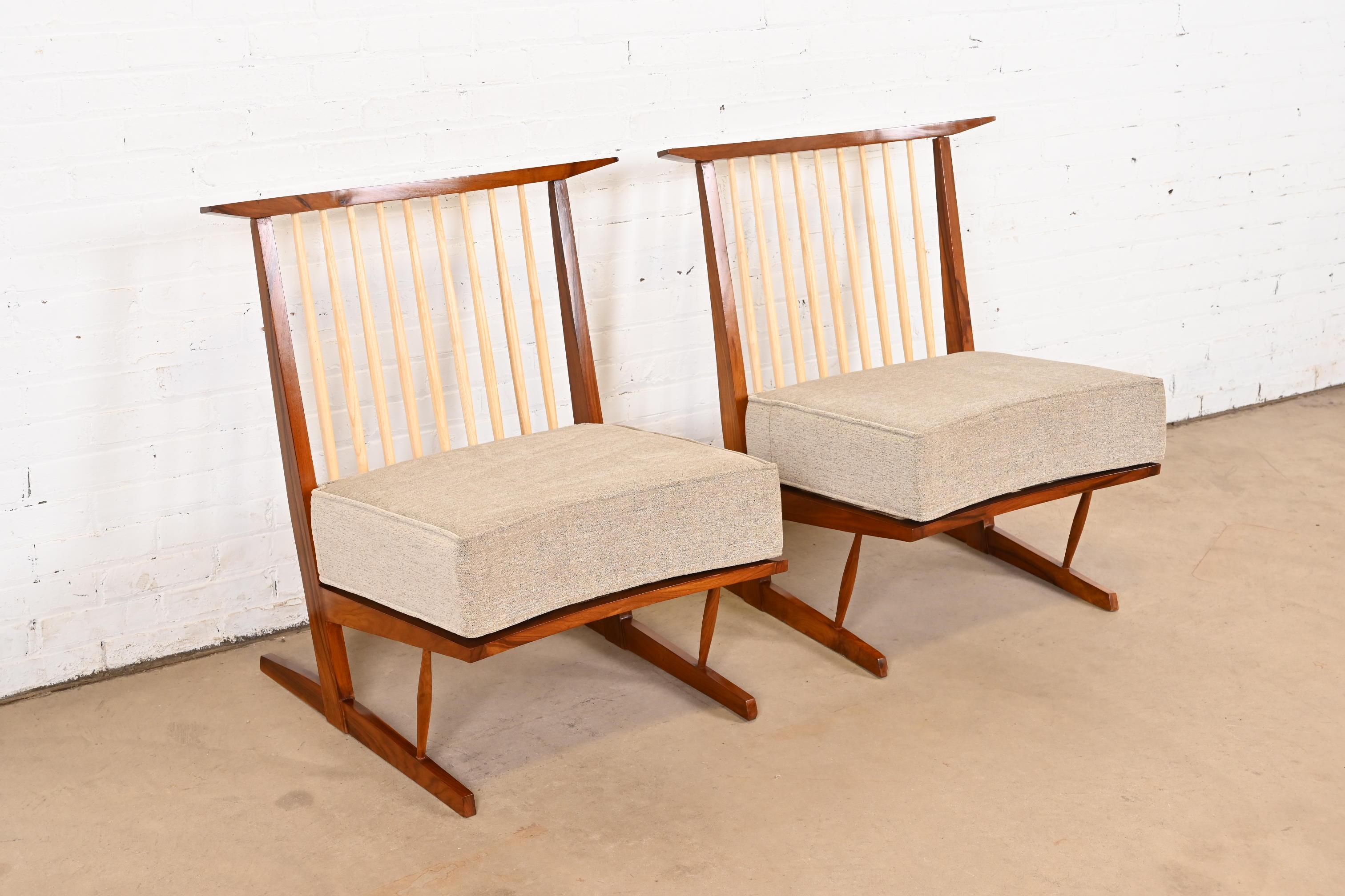 Une paire exceptionnelle de chaises de salon Organic Modern

Après George Nakashima

USA, Circa Late 20th Century

Piétements en noyer sculpté, avec fuseaux en hickory contrastés, et coussins d'assise rembourrés amovibles.

Dimensions : 30,75 