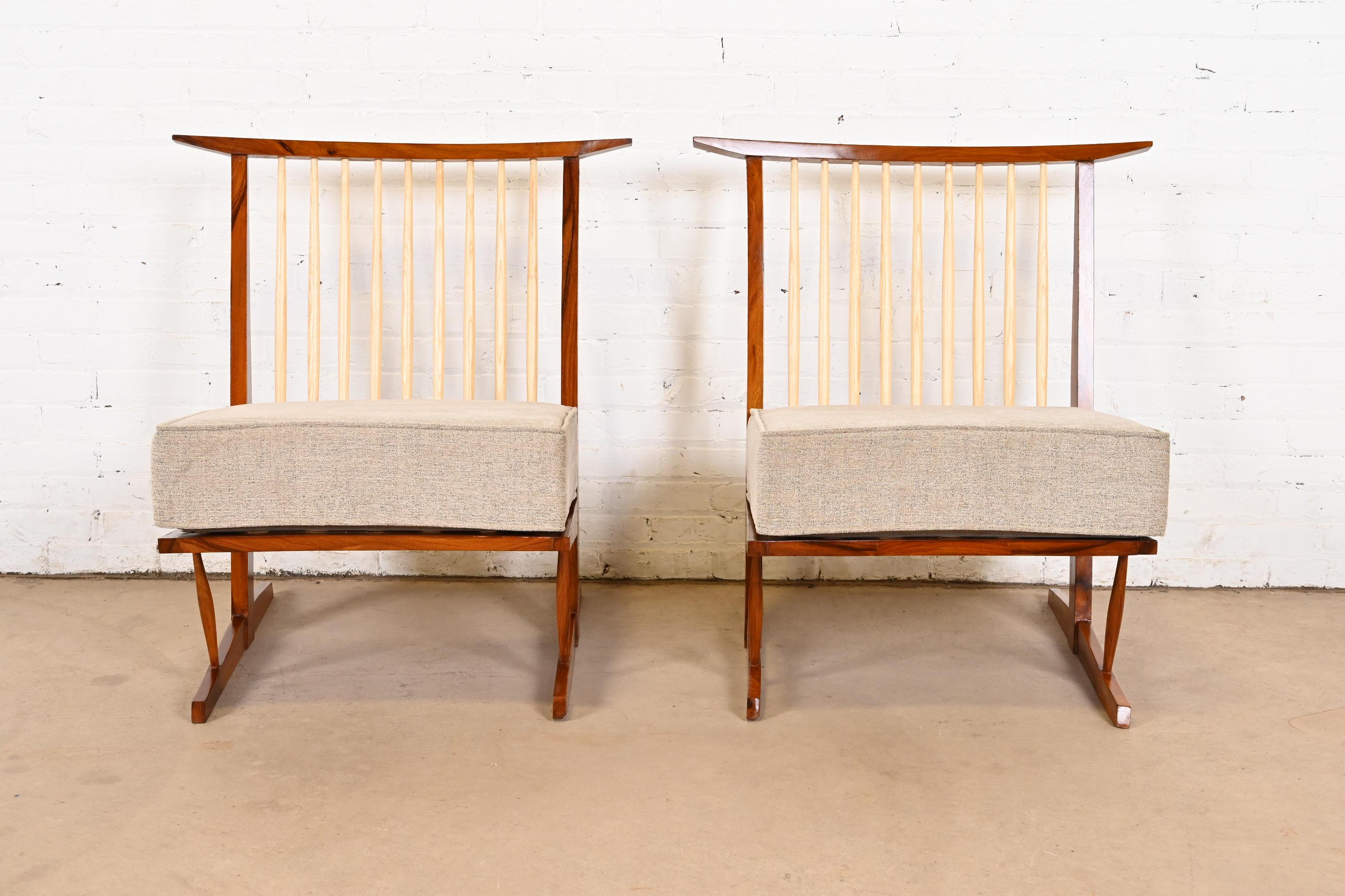 Organique Chaises longues Conoïd en noyer sculpté d'après George Nakashima, paire en vente