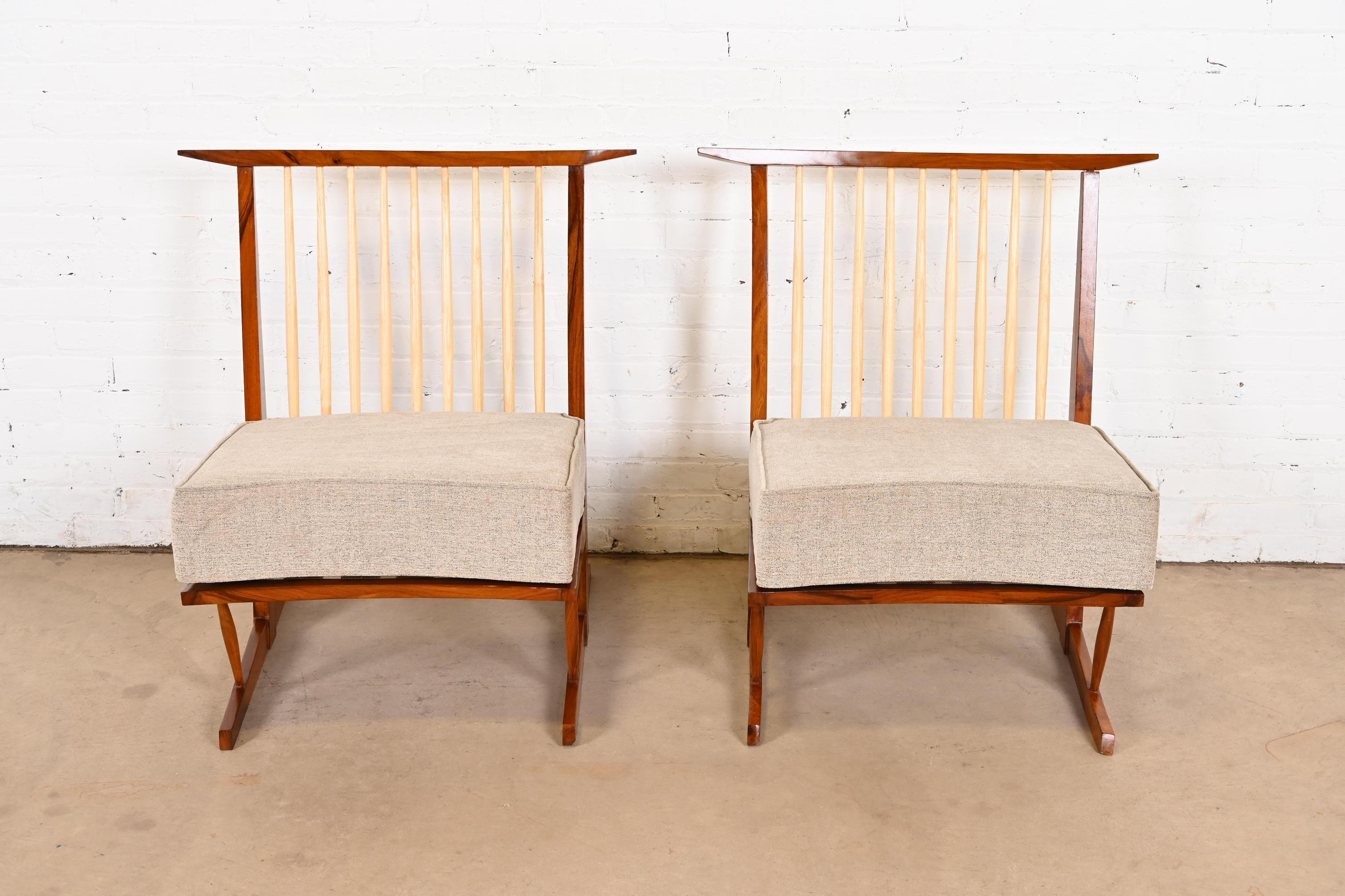 Américain Chaises longues Conoïd en noyer sculpté d'après George Nakashima, paire en vente