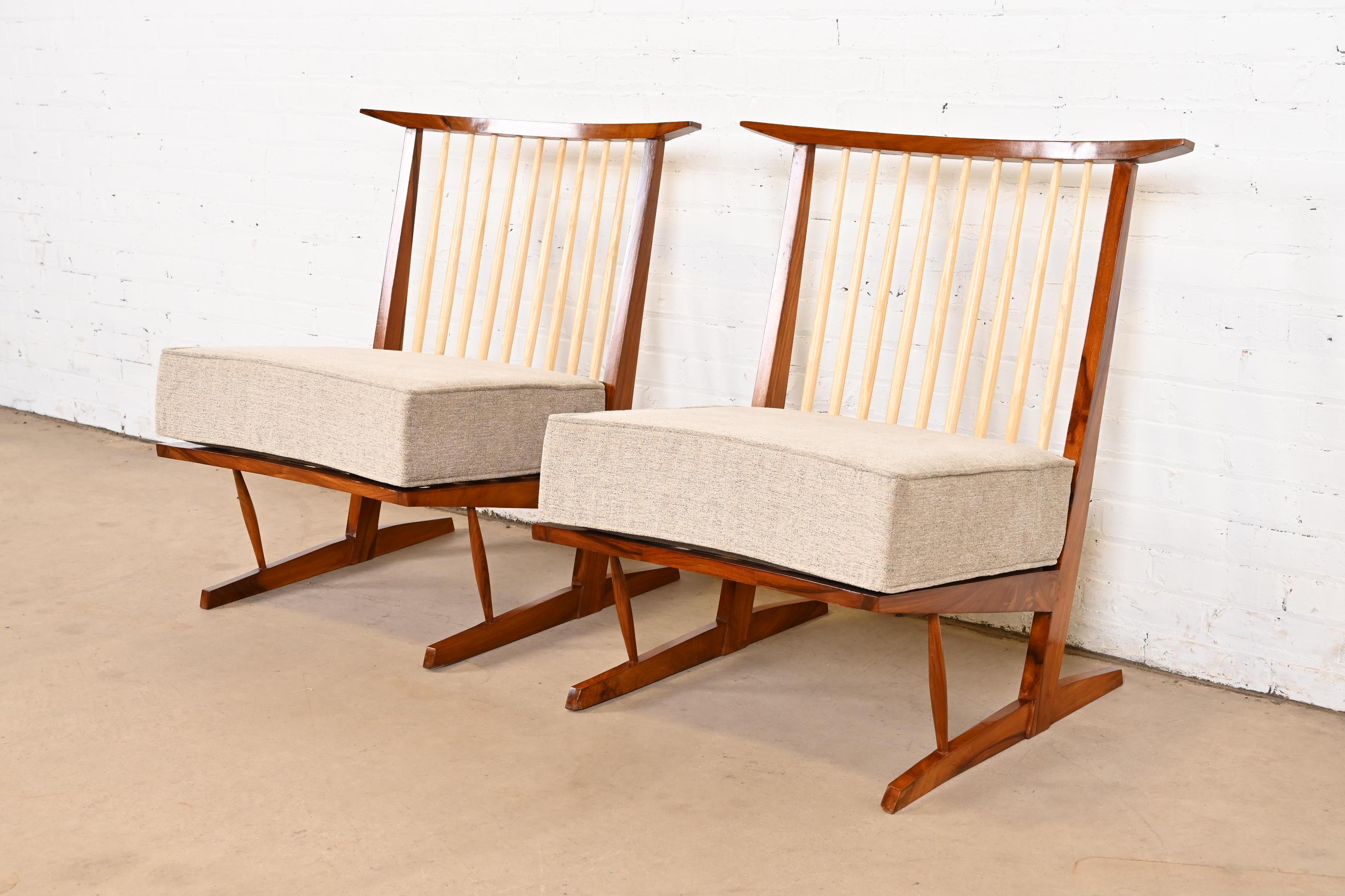 Chaises longues Conoïd en noyer sculpté d'après George Nakashima, paire Bon état - En vente à South Bend, IN