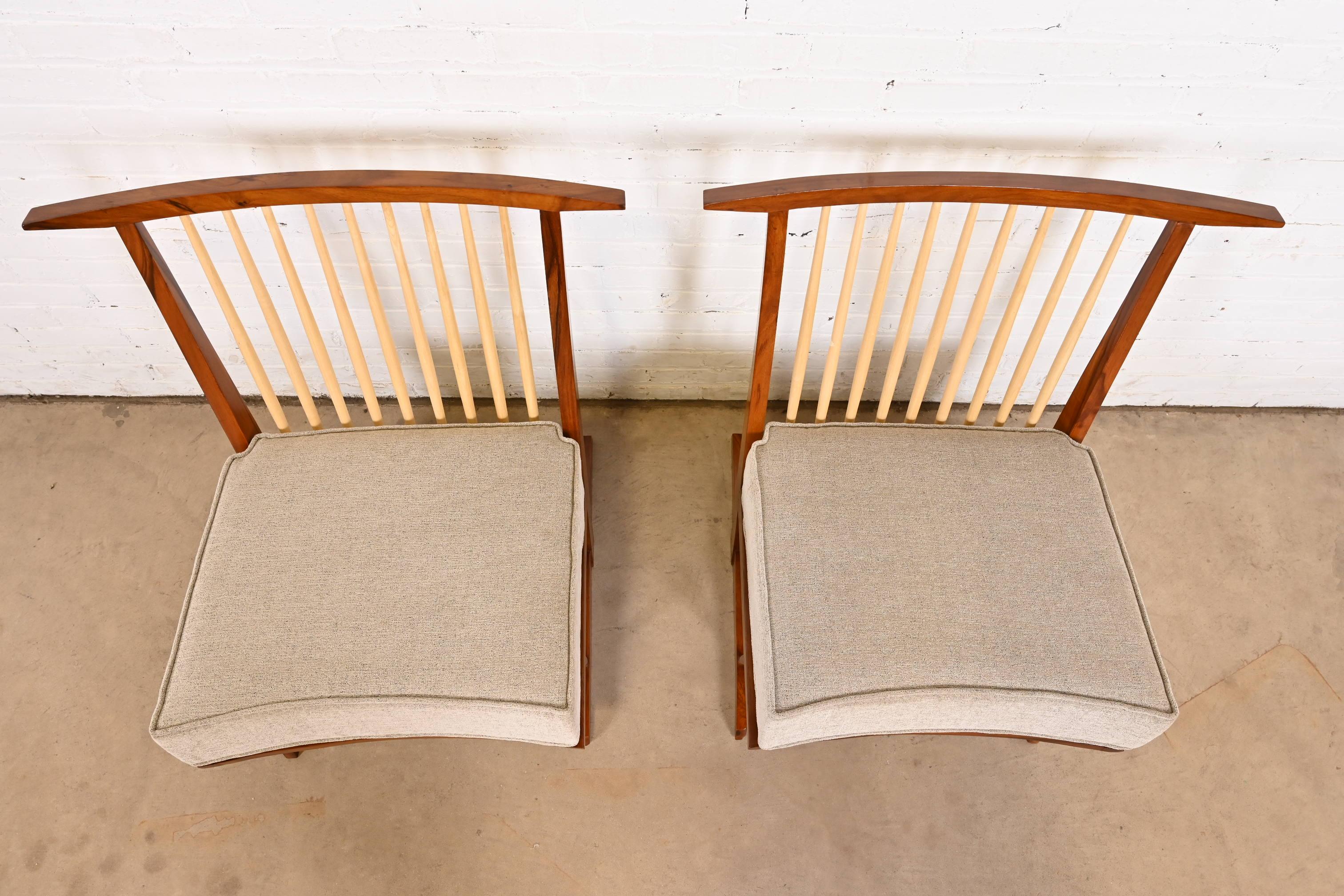 20ième siècle Chaises longues Conoïd en noyer sculpté d'après George Nakashima, paire en vente