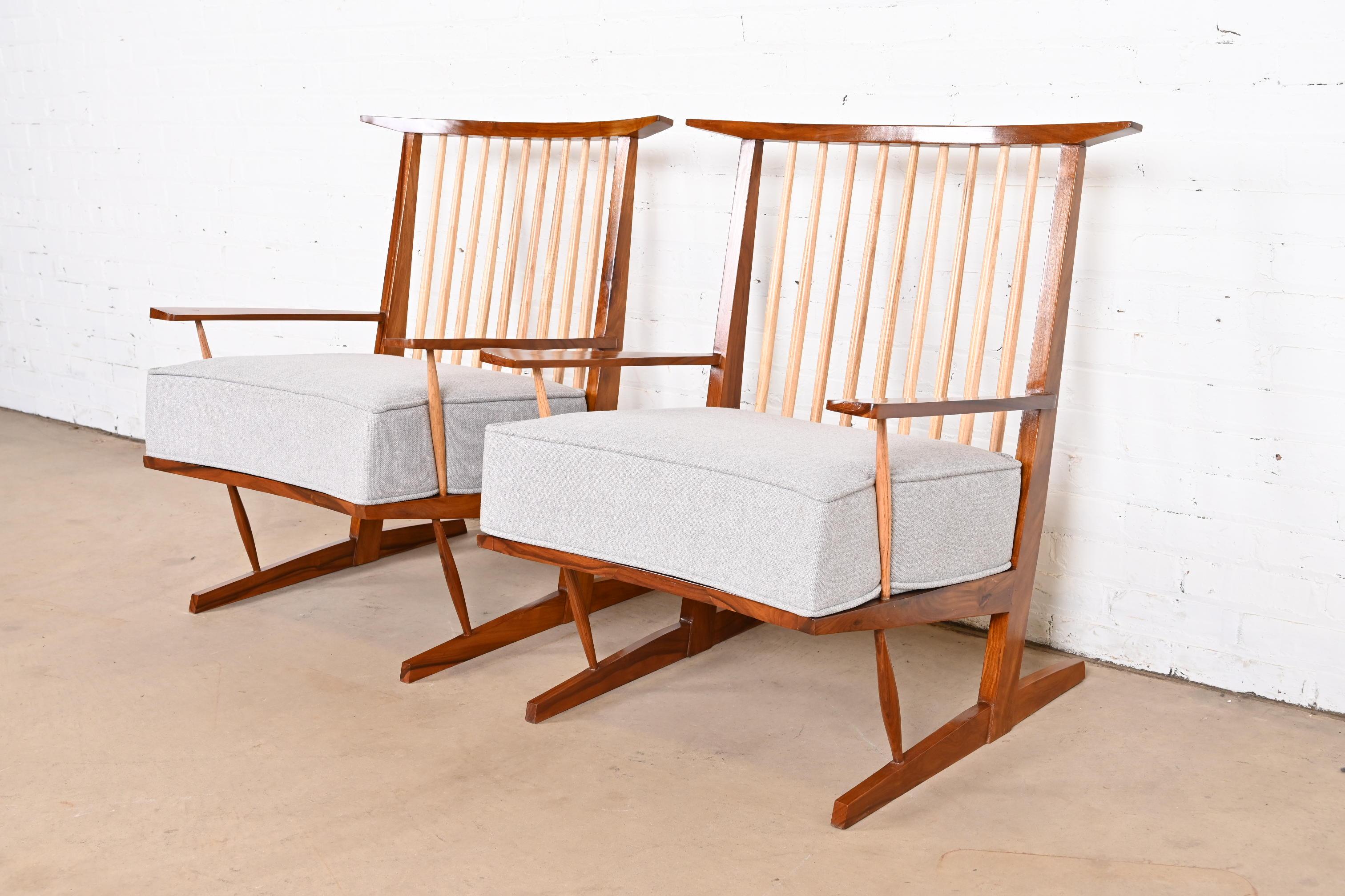 Conoid Lounge Chairs in Sculpted Walnut After George Nakashima, Pair For Sale 1