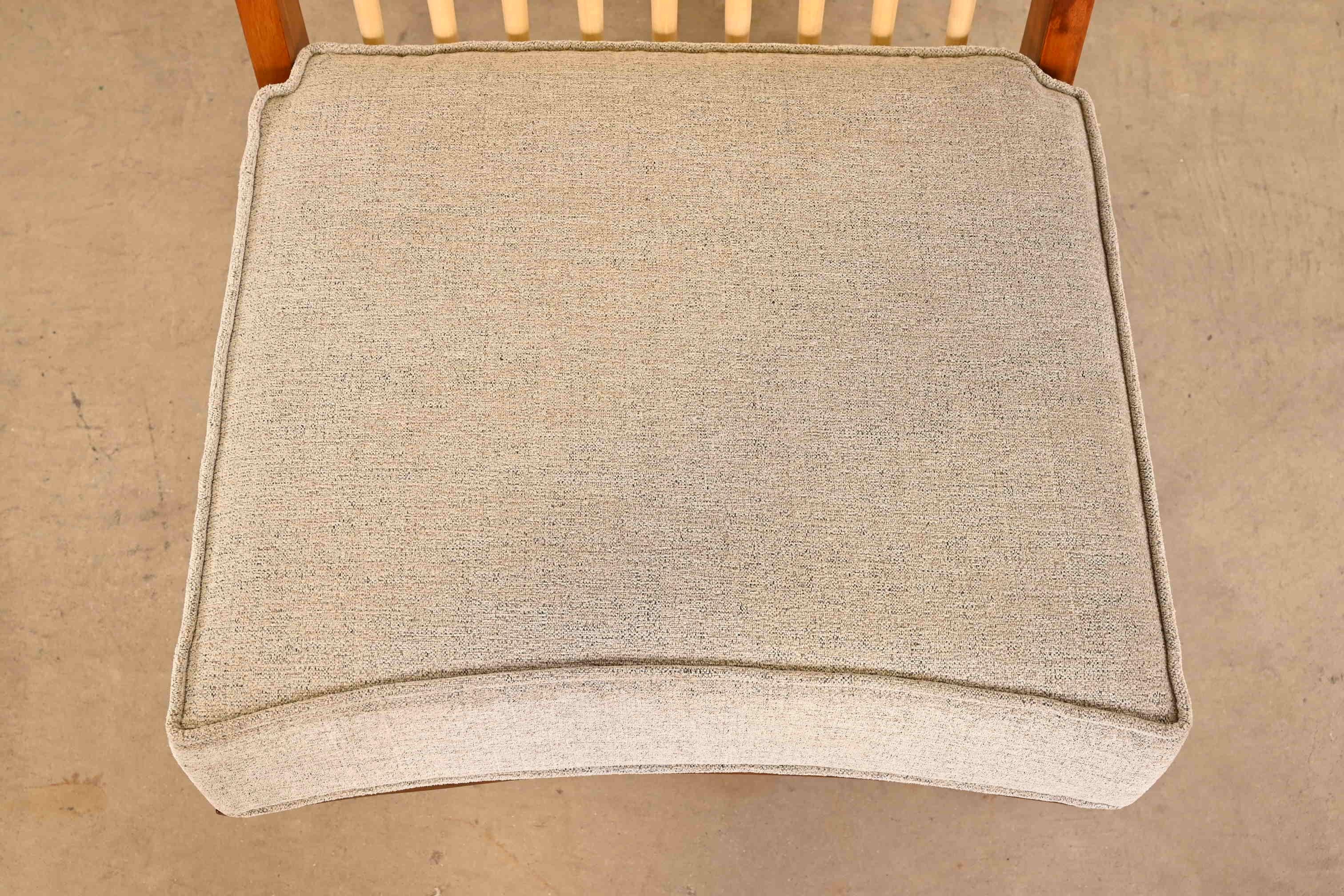 Chaises longues Conoïd en noyer sculpté d'après George Nakashima, paire en vente 1