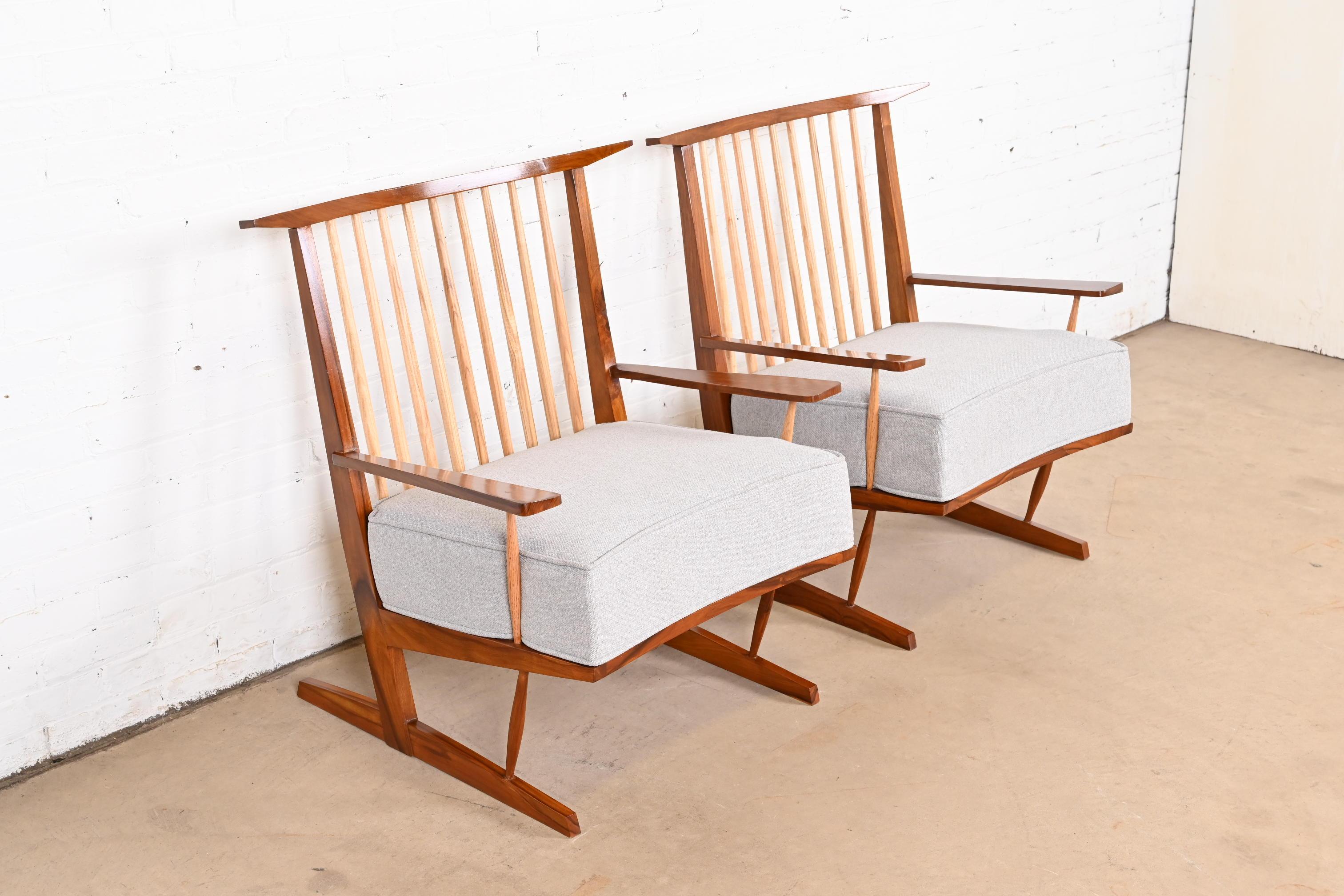 Conoid Lounge Chairs in Sculpted Walnut After George Nakashima, Pair For Sale 2