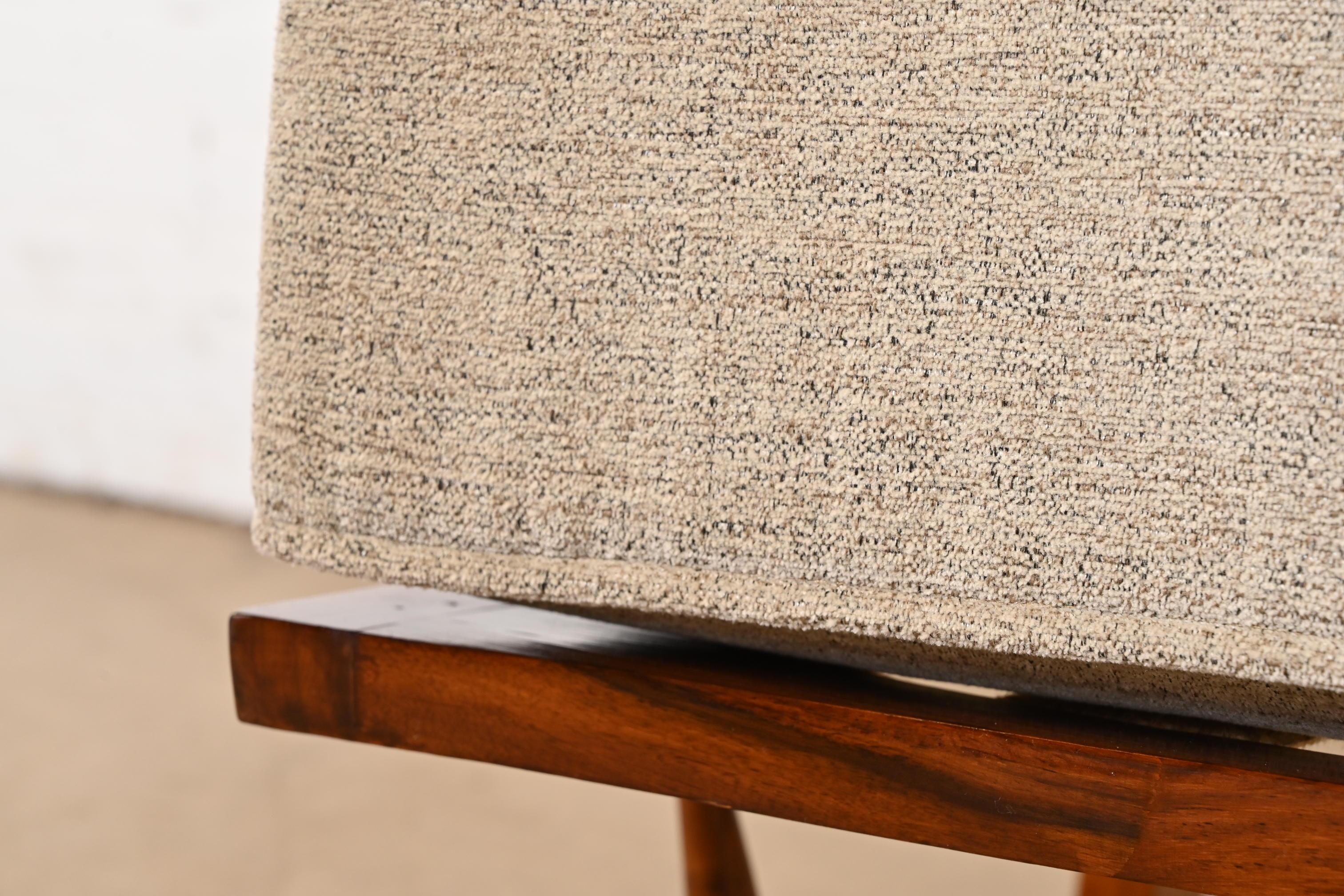 Chaises longues Conoïd en noyer sculpté d'après George Nakashima, paire en vente 2