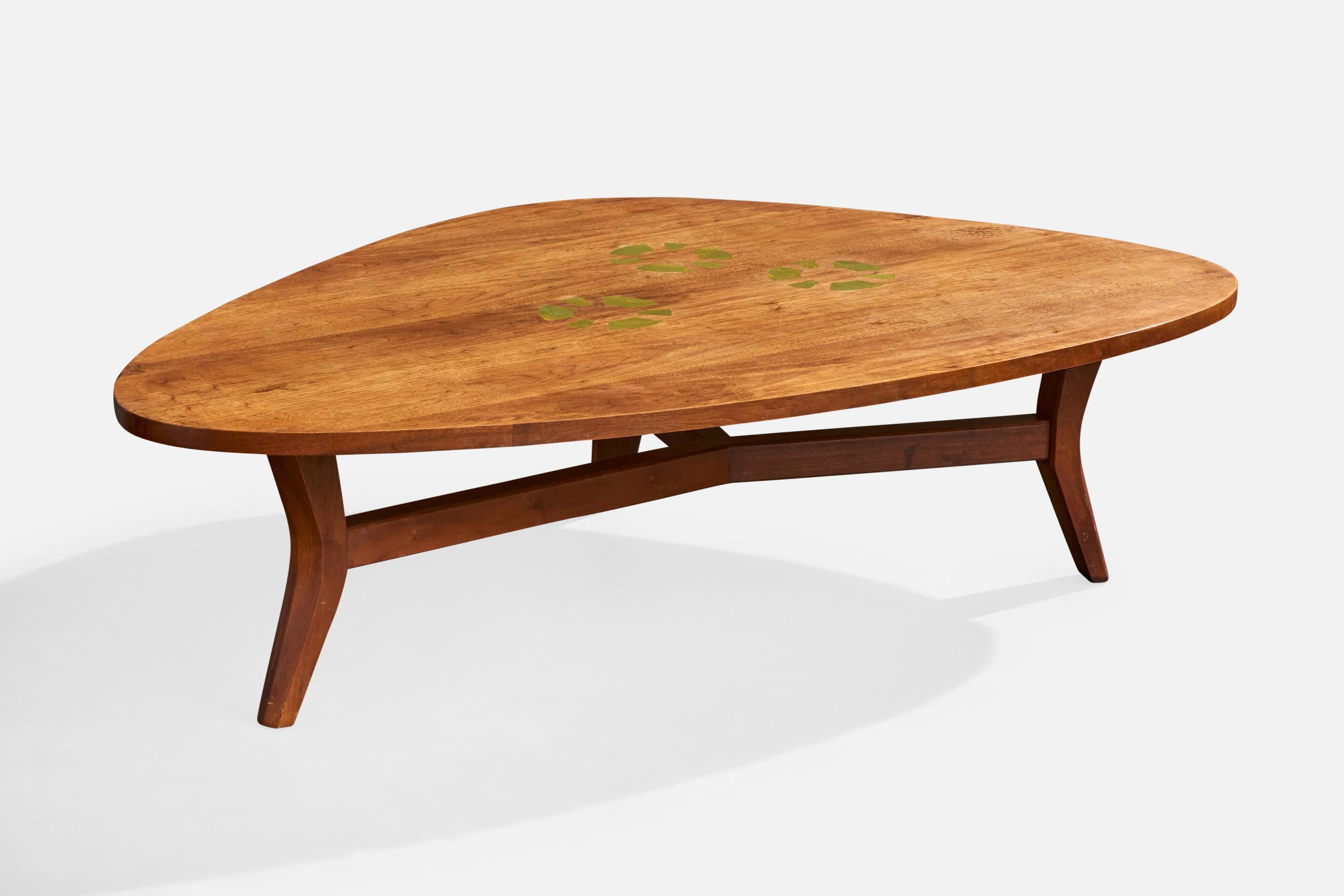 Table basse en noyer et résine conçue et produite par Conrad Divine, Pomona, Californie, États-Unis, vers les années 1960.

Le dessus présente une décoloration modérée correspondant à l'âge et à l'utilisation.

Présence de traces d'eau sur le