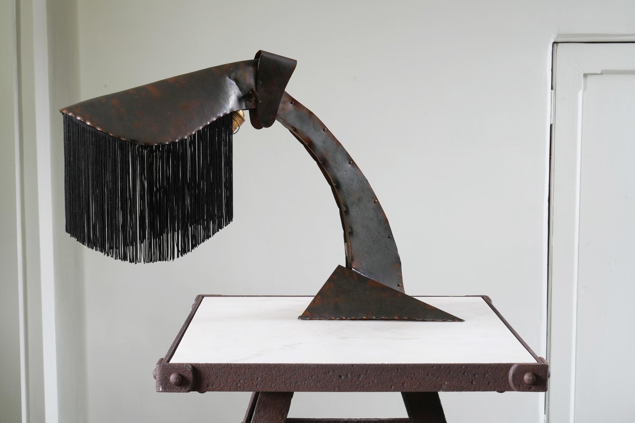 Lampe de bureau en cuivre frangé de soie de Conrad Fehn.

Excellent état d'origine.