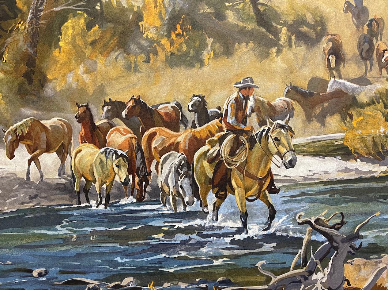 EASIN' EM HOME Litografia firmata, Scena western, Cowboy che attraversa il fiume, Cavalli - Print di Conrad Schwiering