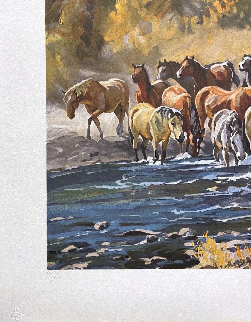 EASIN' EM HOME Litografia firmata, Scena western, Cowboy che attraversa il fiume, Cavalli - Animal Print Marrone di Conrad Schwiering