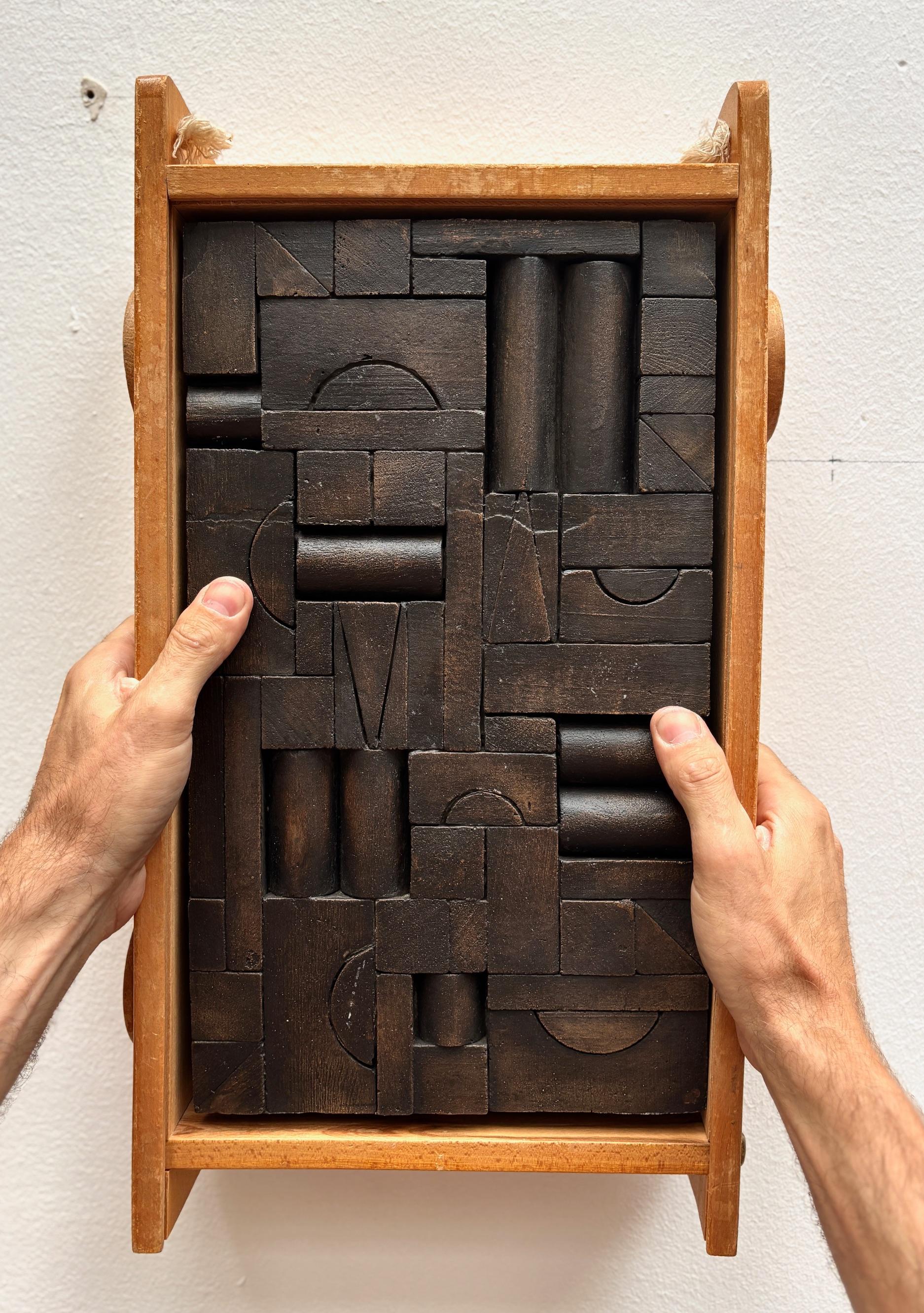 Bronzerelief von Bauklötzen in einem Holzwagen, 2025 - 'Big Set im Angebot 2