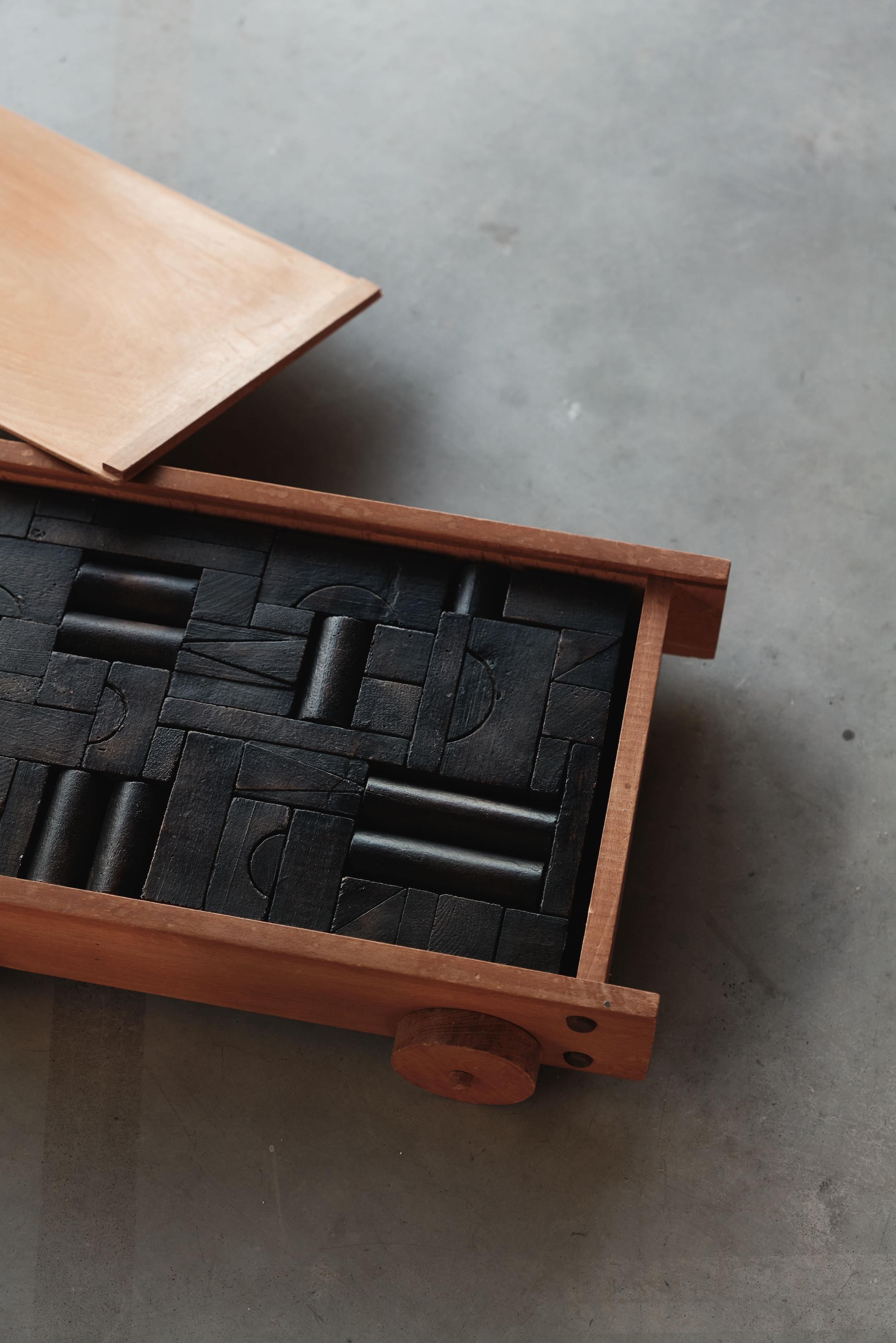Conrad Willems Figurative Sculpture – Bronzerelief von Bauklötzen in einem Holzwagen, 2025 - 'Big Set