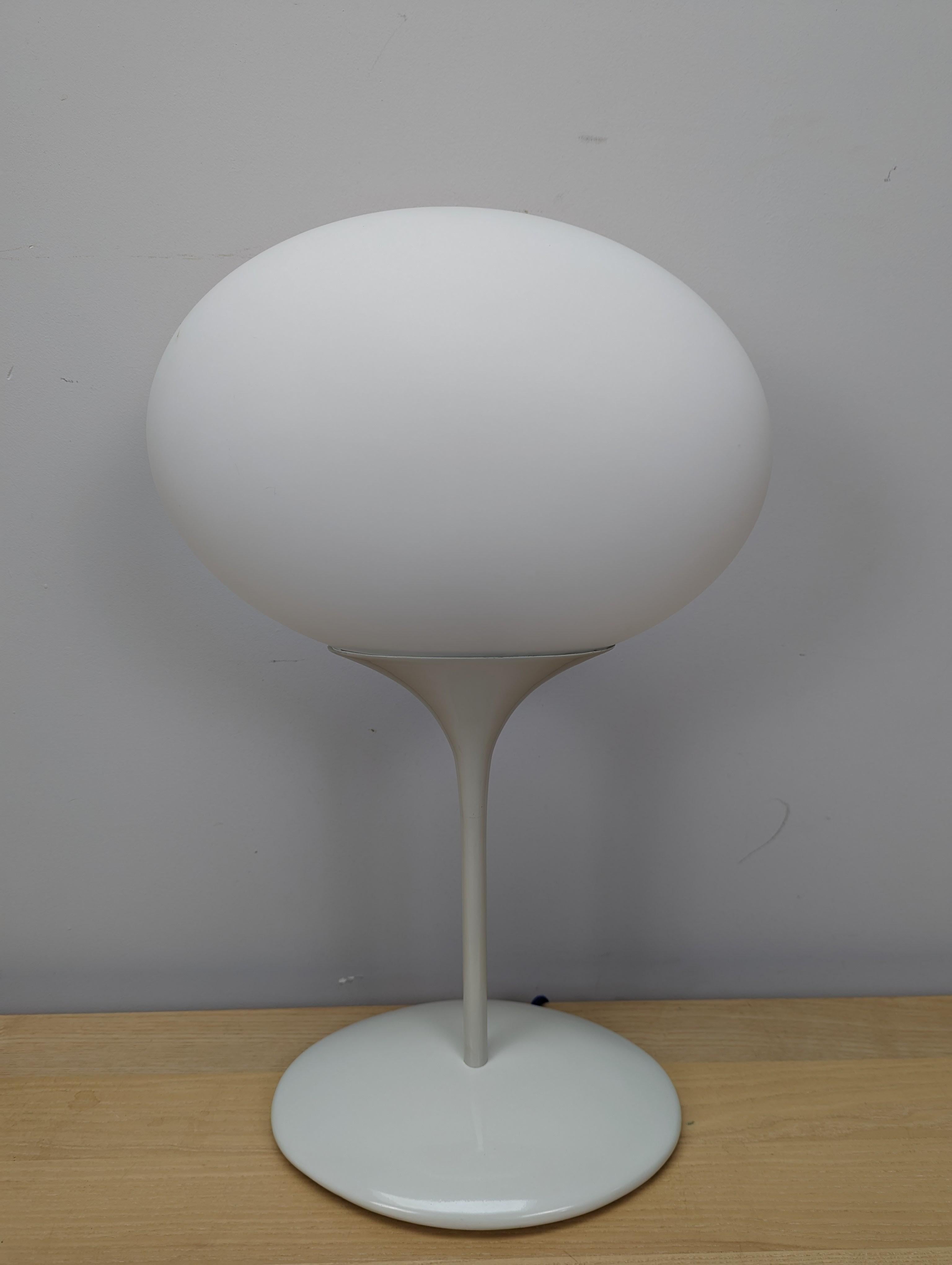 Conran lighting Nimbus bedside table lamp.

A stunning piece of design that is extremely rare.

Beautifully shape with Acid etched Opaline shade, white powder coated metal base, and dimmer.