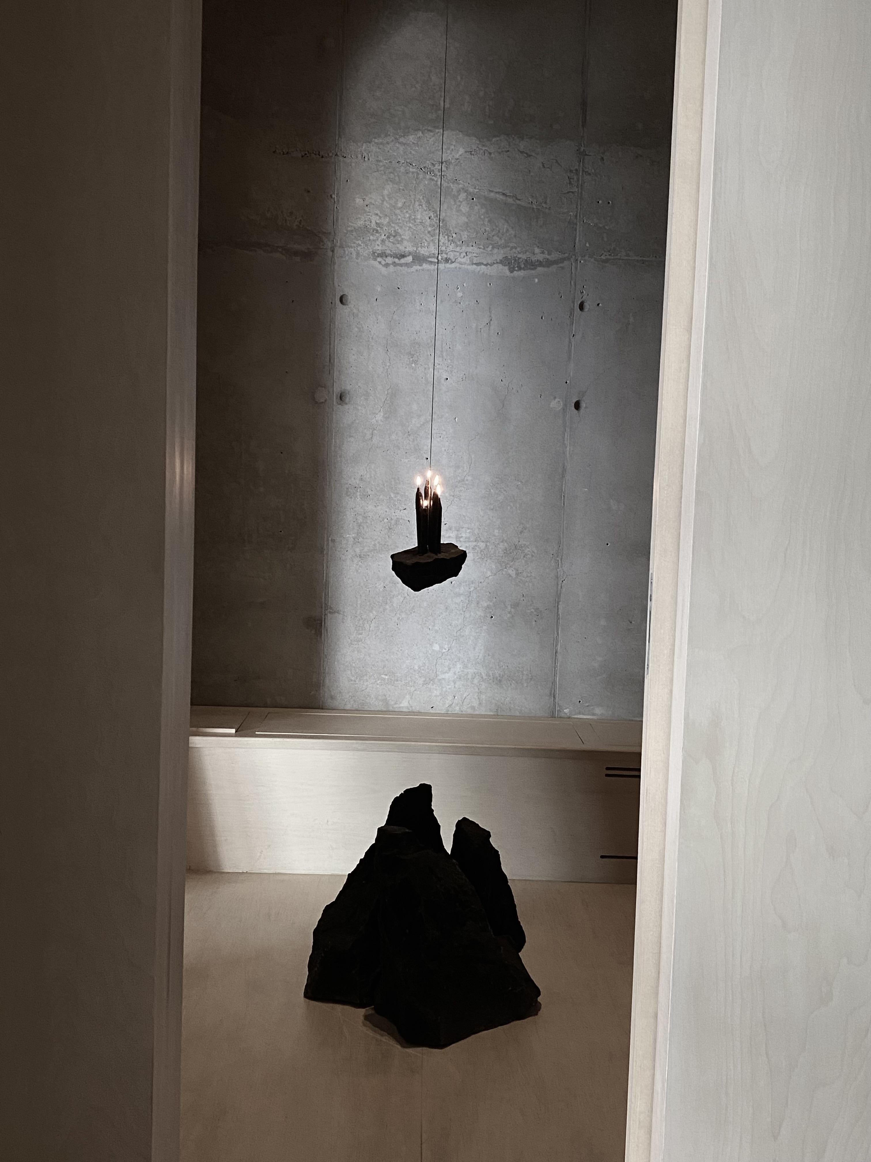 Existencia Basalt-Kerzenhalter aus Stein von Andres Monnier (Moderne) im Angebot