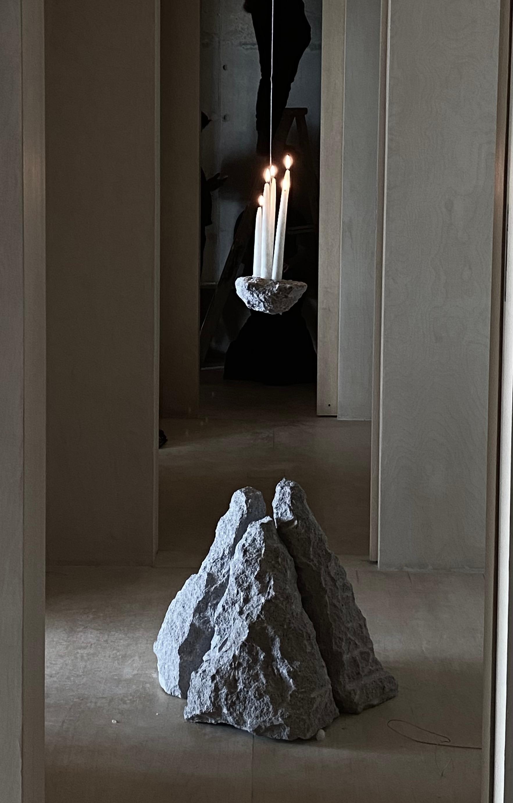 Existencia Kerzenhalter aus weißem Kirschbaumstein von Andres Monnier (Moderne) im Angebot