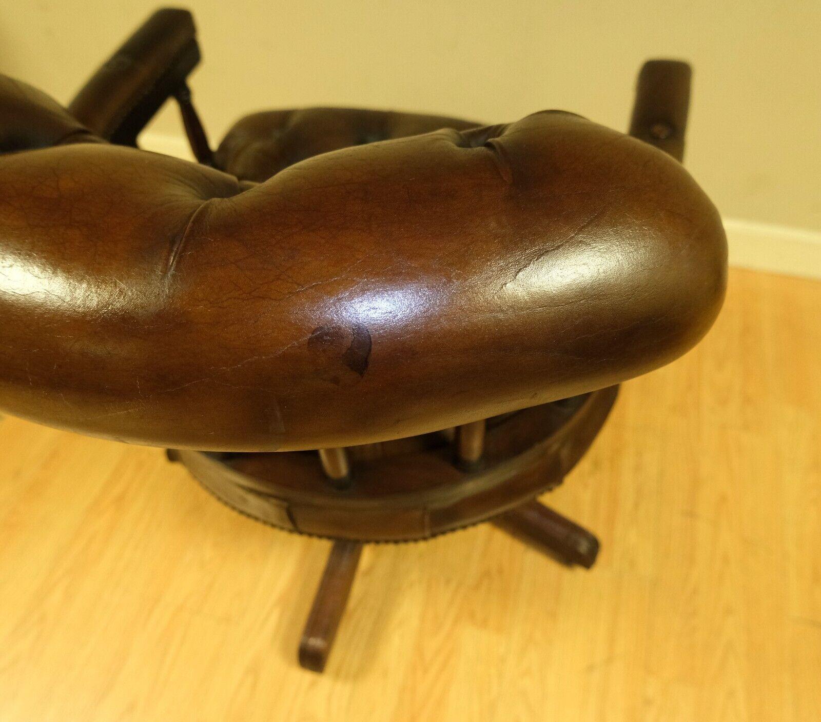 Fait main FAUTEUIL DE CAPITAINE CONSERVATEUR RESTAURÉ CiGAR CUIR BRUN CHESTERFIELD OAK en vente