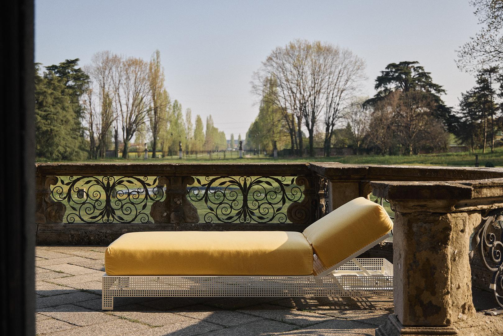Conservatory Sun Lounger in Stainless Steel Powder Coated White with Cushion In New Condition For Sale In Amsterdam, NL