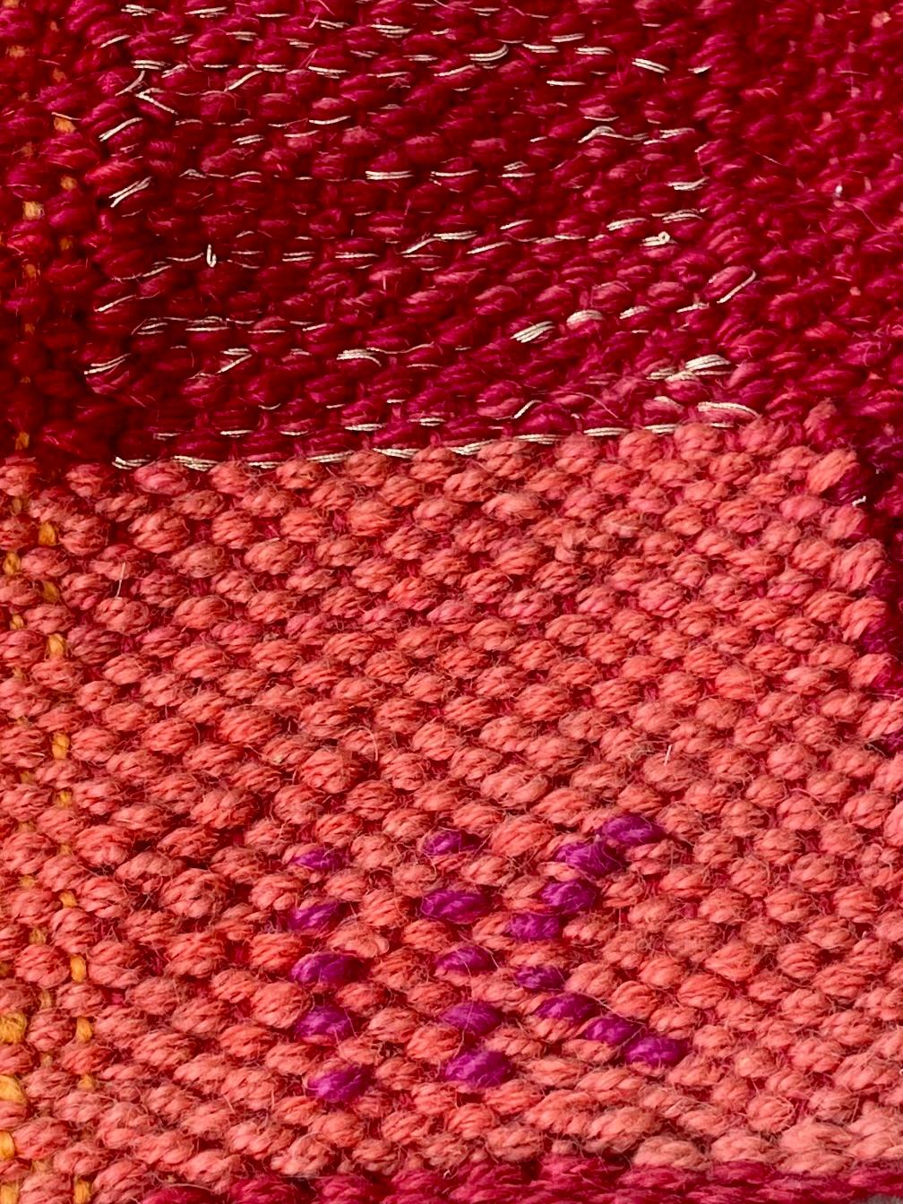 Großer handgewebter schwedischer roter Farb Range-Wandteppich von Irma Kronlund (Handgewebt) im Angebot