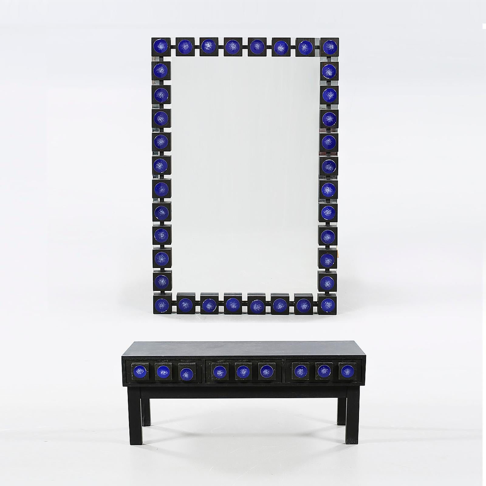Modernes skandinavisches Flurmöbel-Set aus der Mitte des Jahrhunderts, bestehend aus einem niedrigen Konsolentisch und einem Spiegel, von den schwedischen Designern Lars-Goran Nilsson und Ewa Wrangel für Ateljé Glas & Trä.
Die niedrige