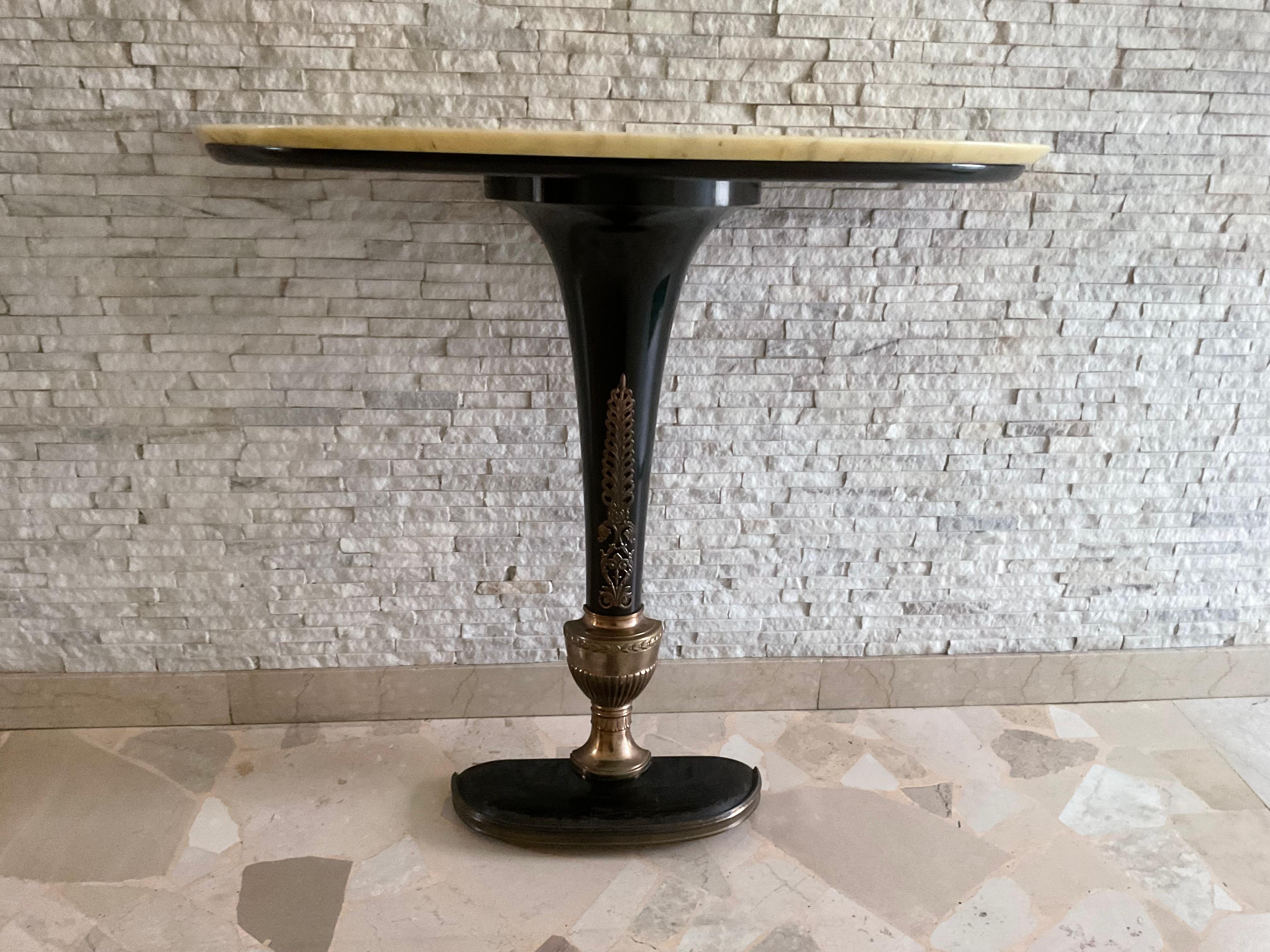 Particular console from the 50s, Made in Italy in ebonized beech wood, brass friezes and marble top.
Perfect condition in the style of Osvaldo borsani.