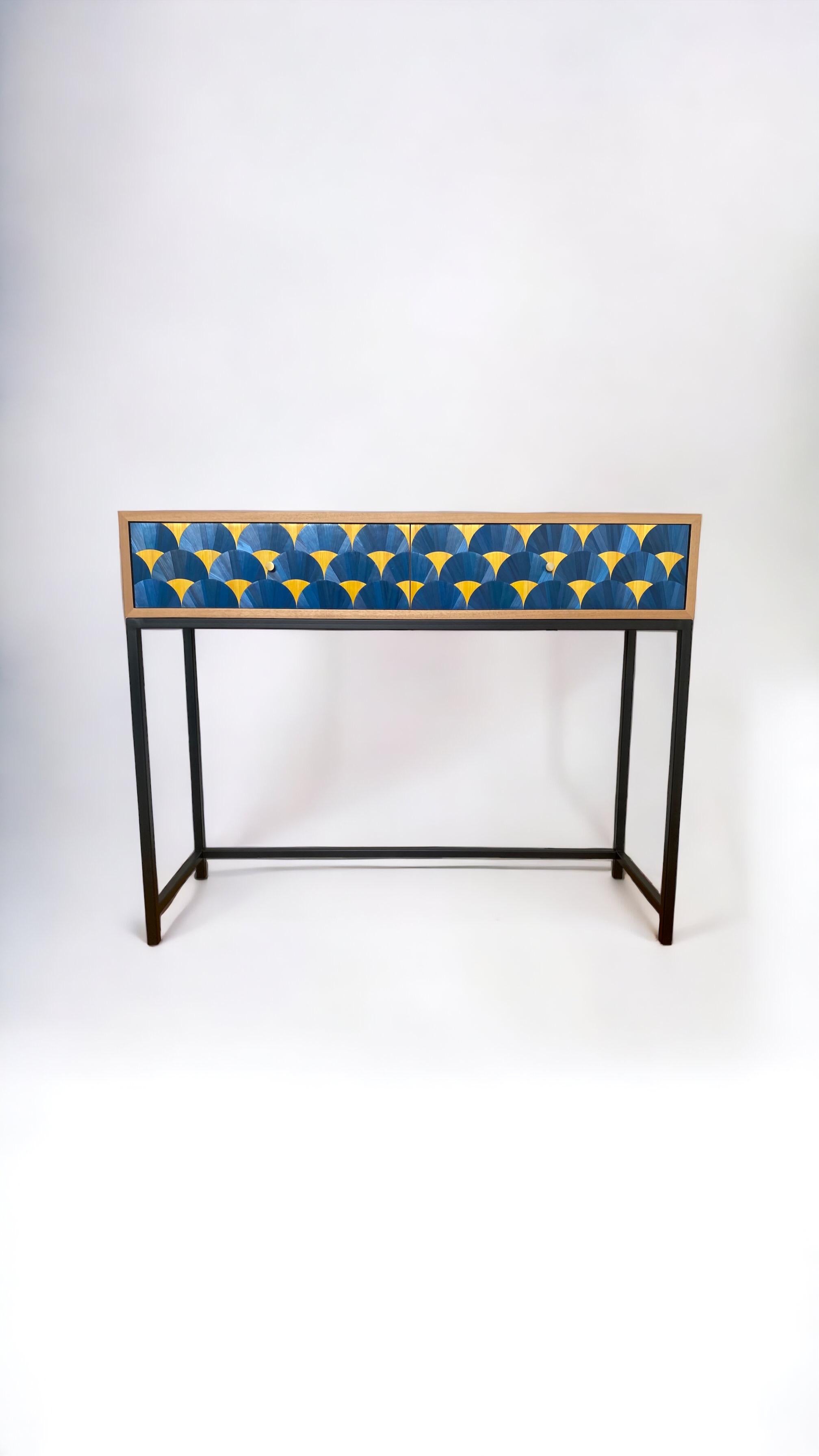 2-drawer console with fronts in straw marquetry, art deco pattern

Walnut tray. The 2 sides of the box have been inlaid with rye straw naturally dyed with blue pigments.
The 2 drawers are entirely in walnut for a perfect finish.
They are mounted on
