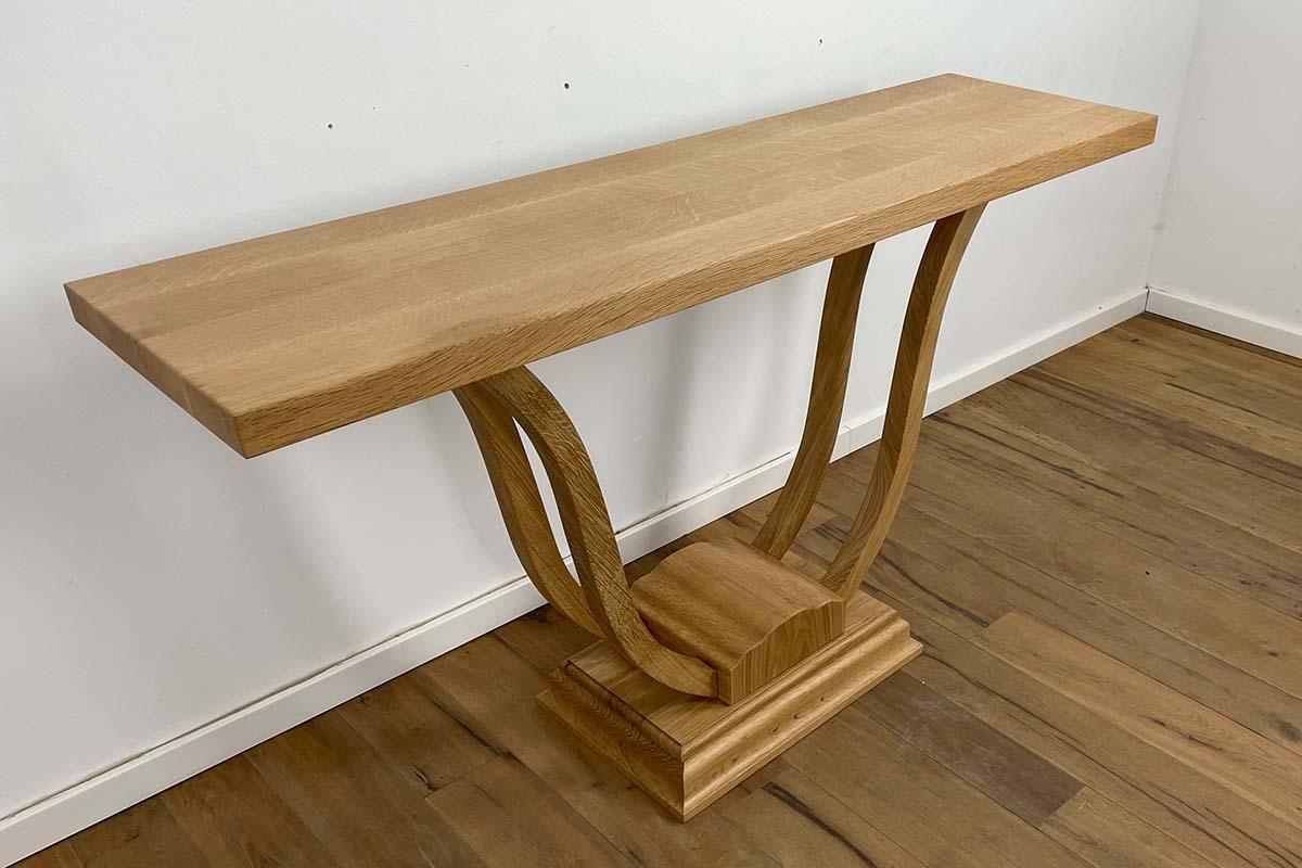 Sehr filigrane Lichtkonsole mit schön geschwungenen Beinen im Art Deco Stil. Perfekt verarbeitet und auf Anfrage in verschiedenen Oberflächen und Farben erhältlich. Diese Konsole eignet sich besonders für die Präsentation besonderer Stücke. Schöne