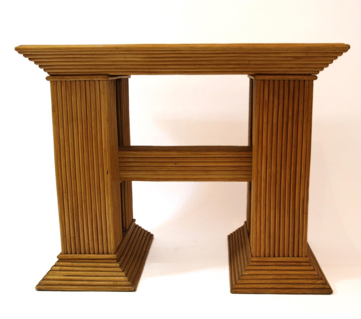 Konsole, 
Bambus, 
Rechteckiges Tablett, verziert mit Dreiecken,
H-Basis,
um 1970, Frankreich.

Maße: Höhe 71 cm, Breite 89 cm, Tiefe 50 cm.