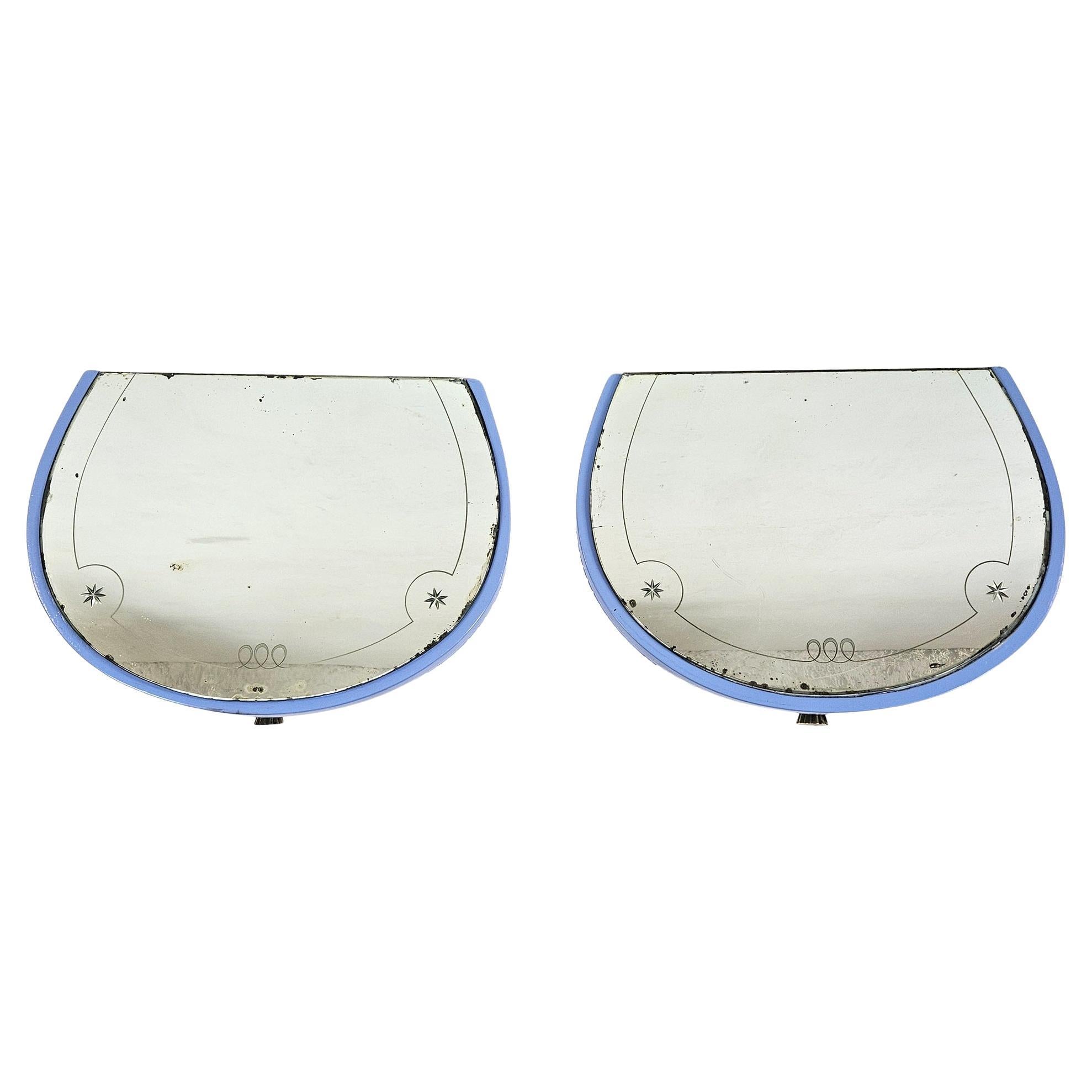 Paire de consoles murales des années 1940 produites en Italie en bois peint de couleur Wedgewood avec un tiroir chacun avec des boutons en laiton massif. La console a une base en bois mais reste légère et faite pour être accrochée directement au