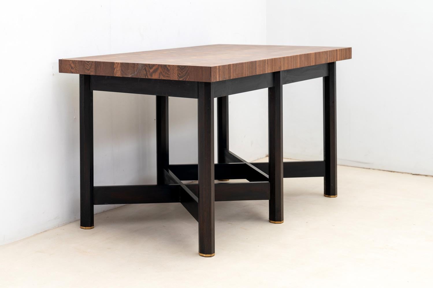 Console du designer belge Jules Wabbes, présentant un plateau en wengé de 5,8 cm d'épaisseur, soutenu par une base en bois noirci avec des détails en laiton, vers les années 1960. 

Deux consoles sont disponibles. 

N'hésitez pas à nous contacter