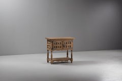 Console en orme sculpté avec pieds tournés et loquet en fer, Espagne, années 1940