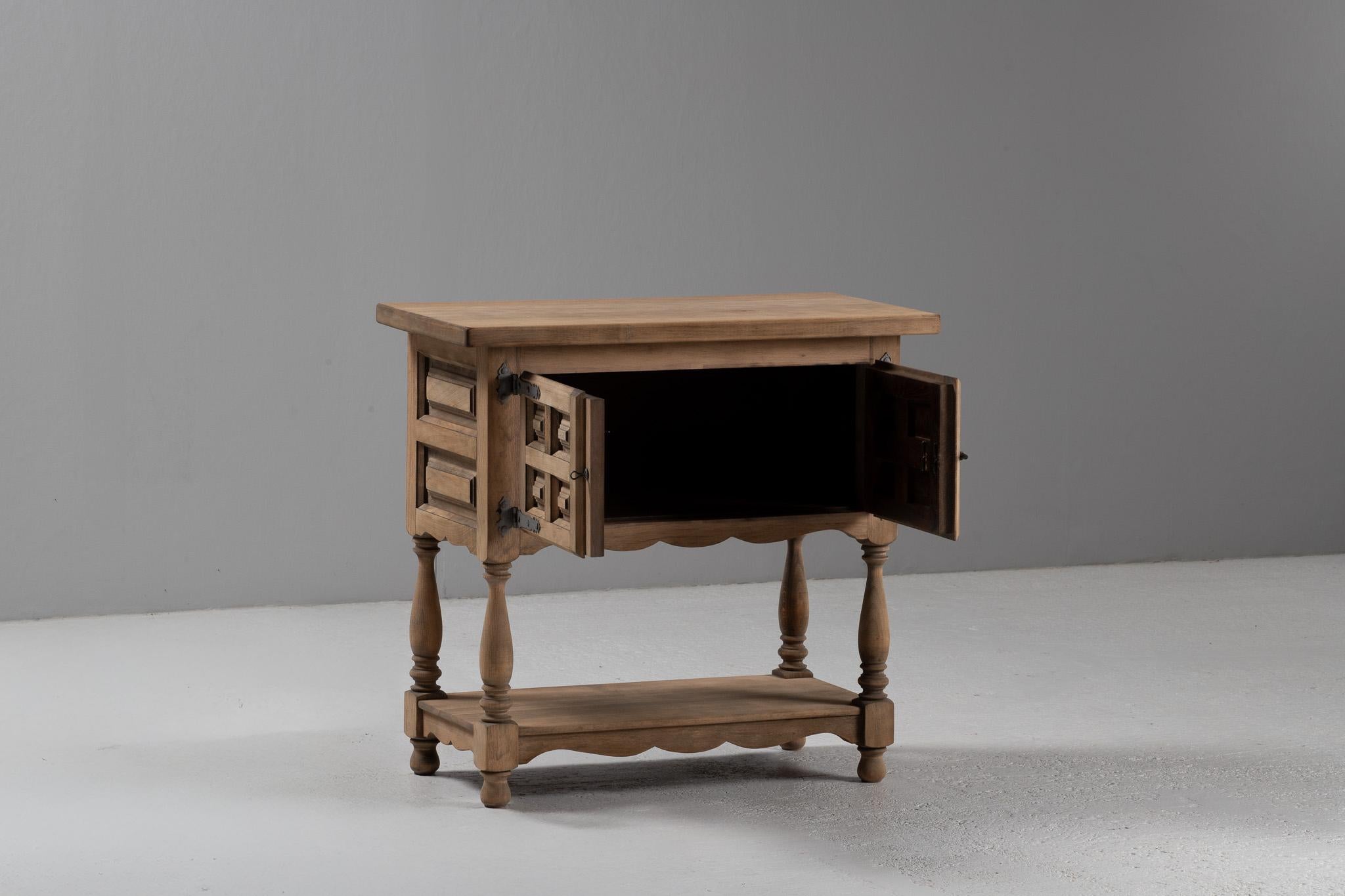 Console Cabinet in Carved Elm with Turned Legs and Iron Latch, Spain, 1940s In Good Condition For Sale In Kaštel Sućurac, Splitsko-dalmatinska županija