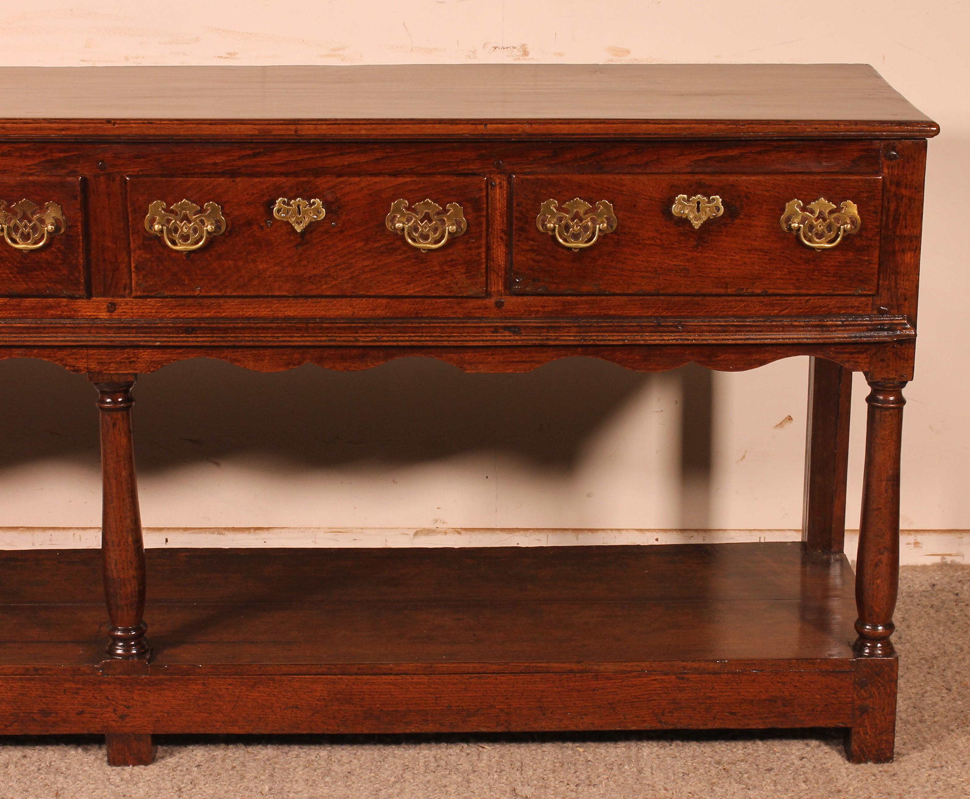 Superb console called dresser in oak from Wales from the 18th century

rare console which is composed of 4 drawers which is unusual
beautiful model which is composed of two trays which allows to put objects and gives a beautiful line
decorative