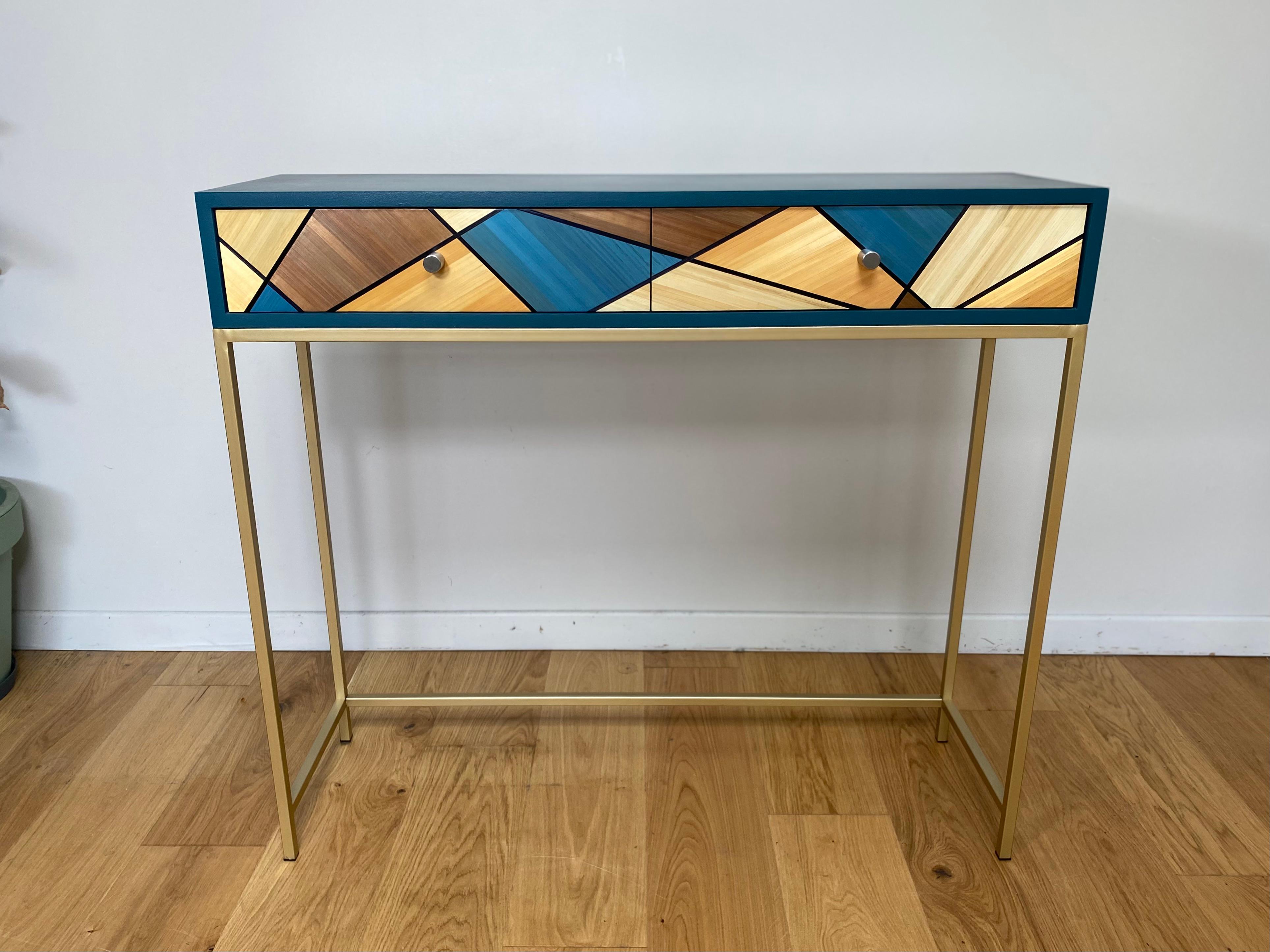 Cette console se veut élégante et fonctionnelle.
Elle est idéale dans une entrée, dans votre salon ou même dans une chambre ou un bureau. Elle offre deux beaux espaces de rangement grâce à ses tiroirs à sortie totale montés sur des coulisses